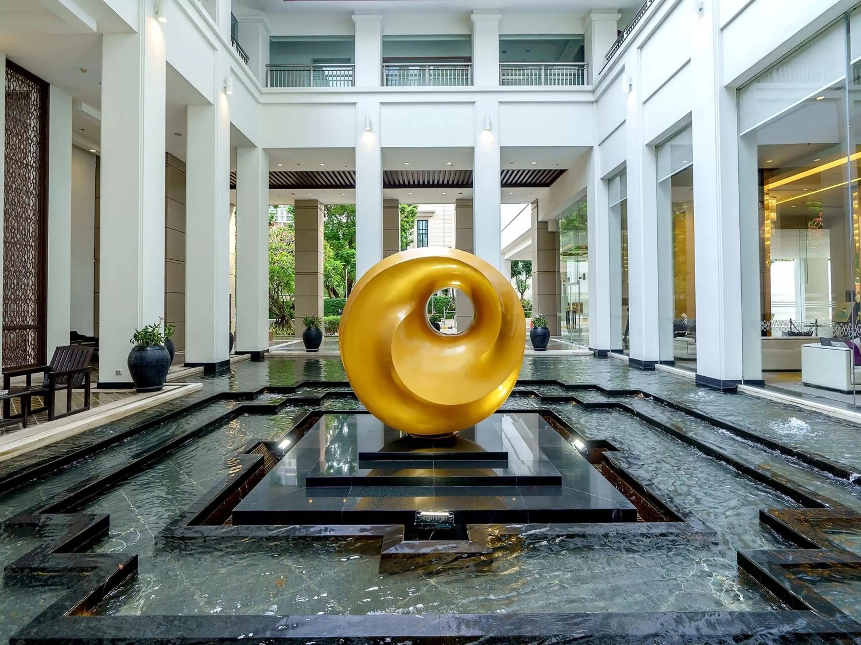 Property building in Grande Centre Point Ploenchit