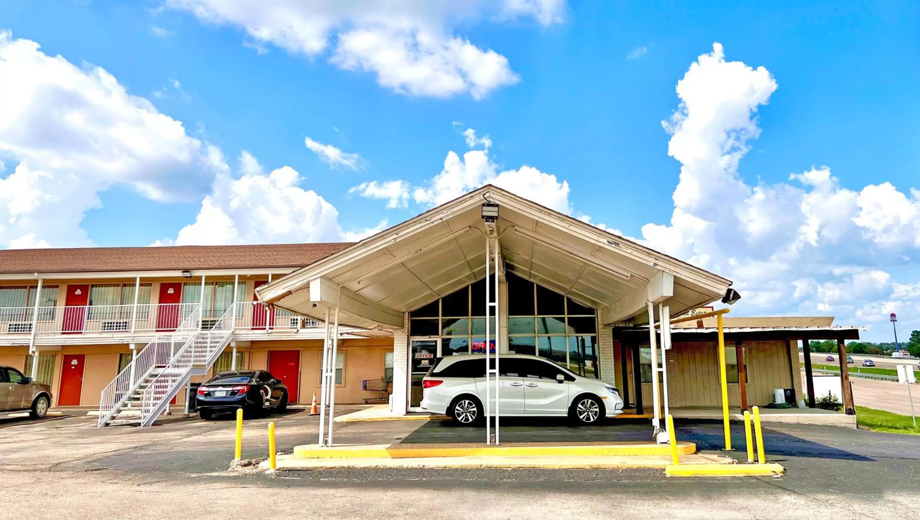 Property building in Thunderbird Motel Hillsboro