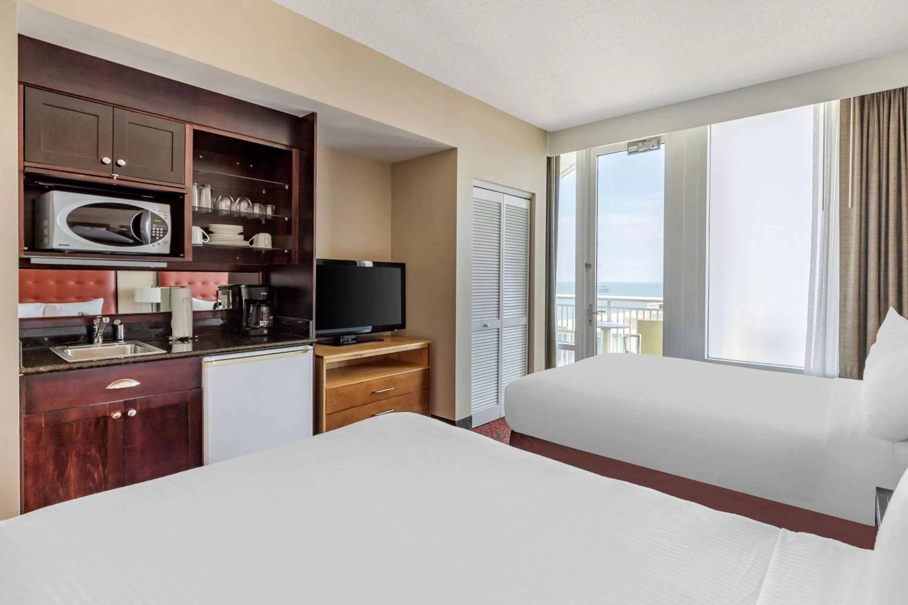 Kitchen or kitchenette, Bed in Hilton Vacation Club Ocean Beach Club Virginia Beach