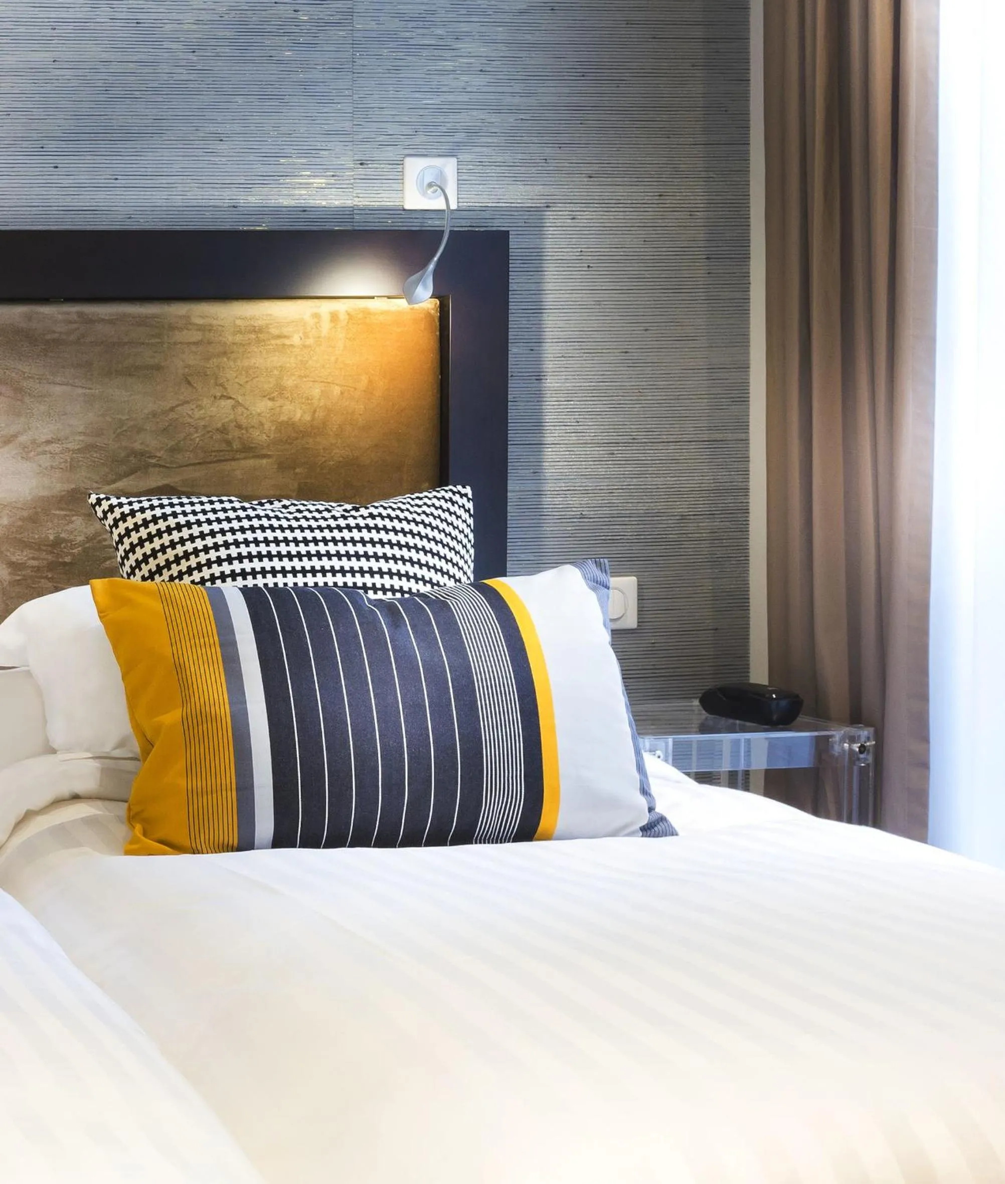 Bed in Hôtel International Paris