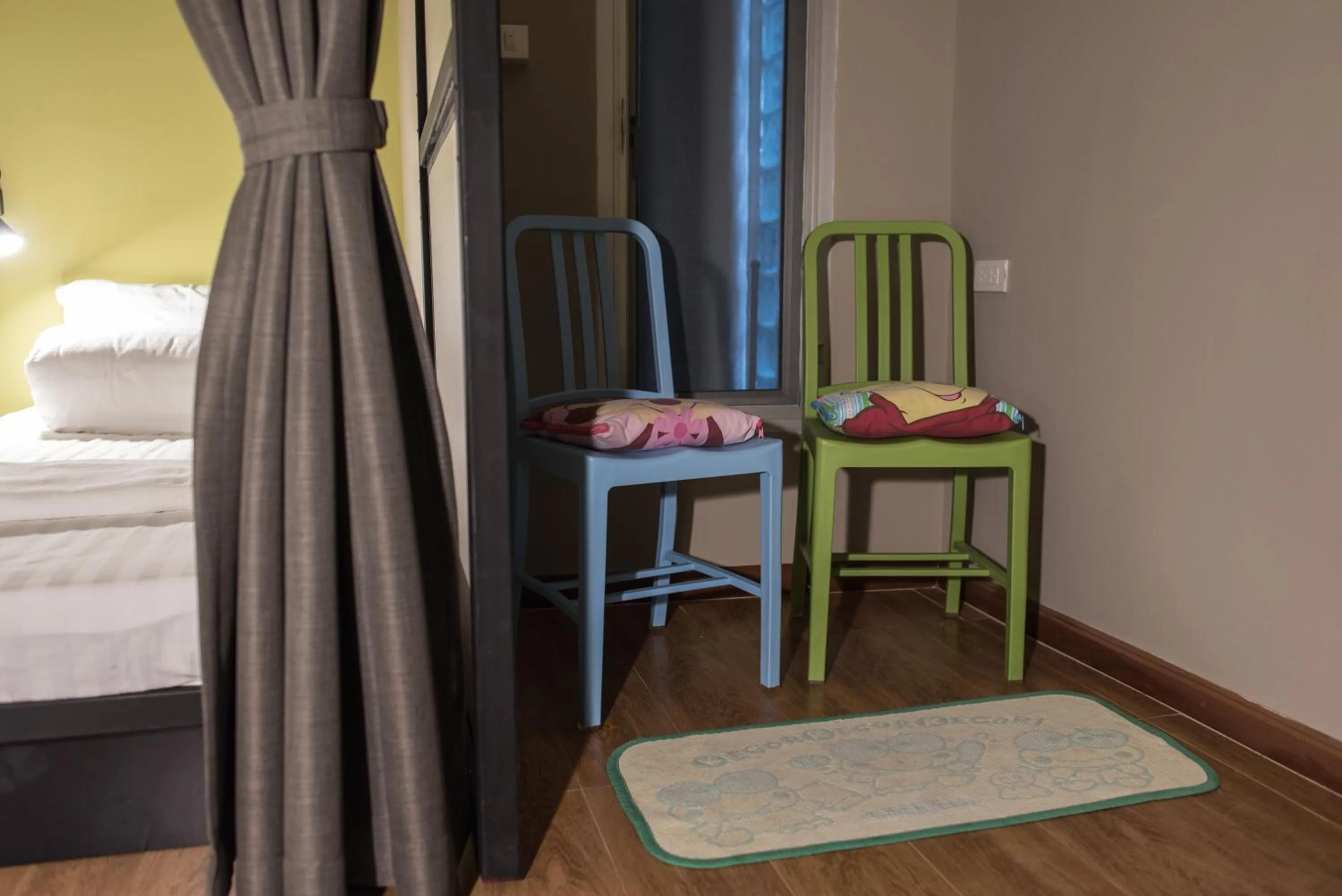 Seating area, Bed in Augusta