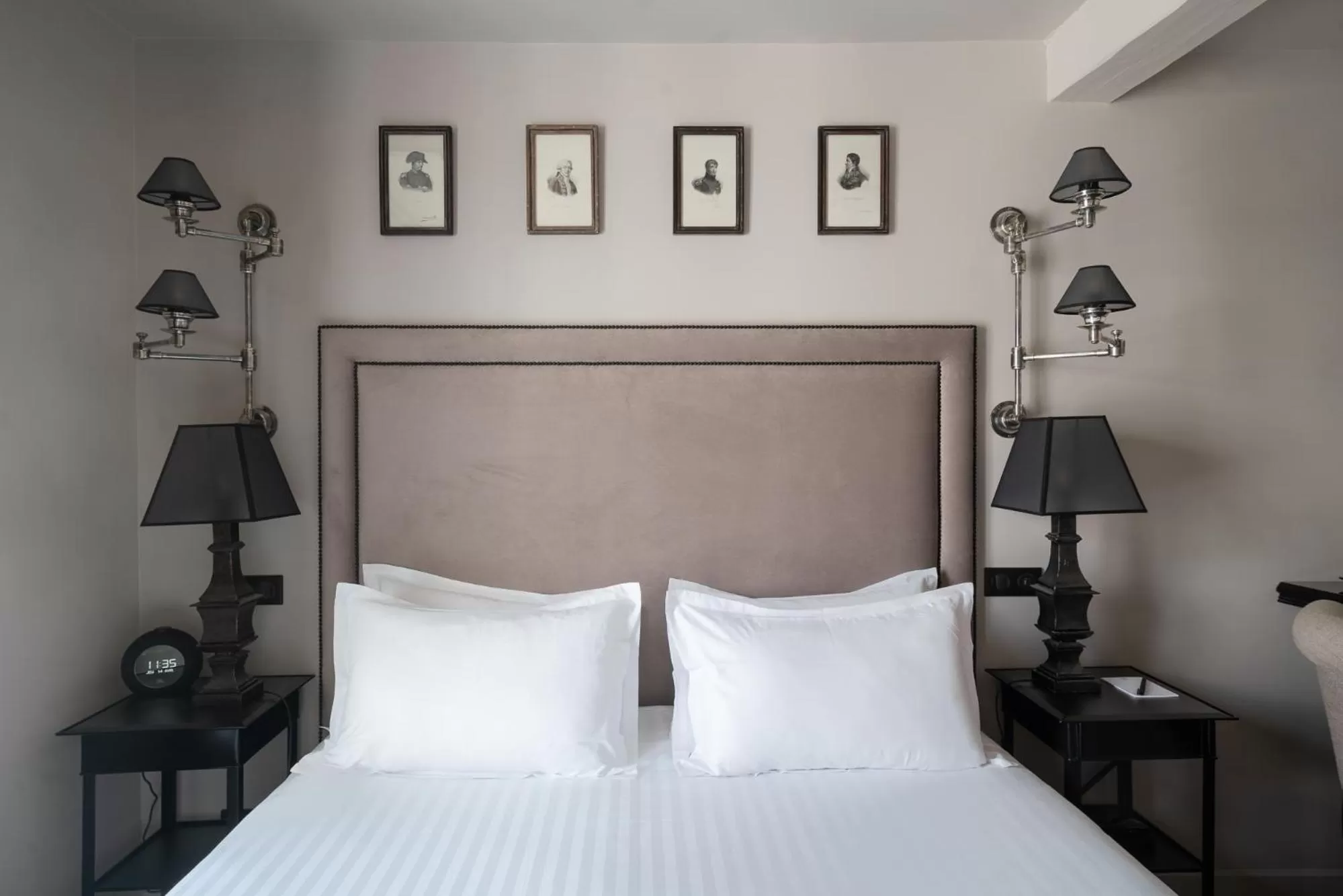 Bed in Hotel Saint-Louis en L'Isle - Notre-Dame