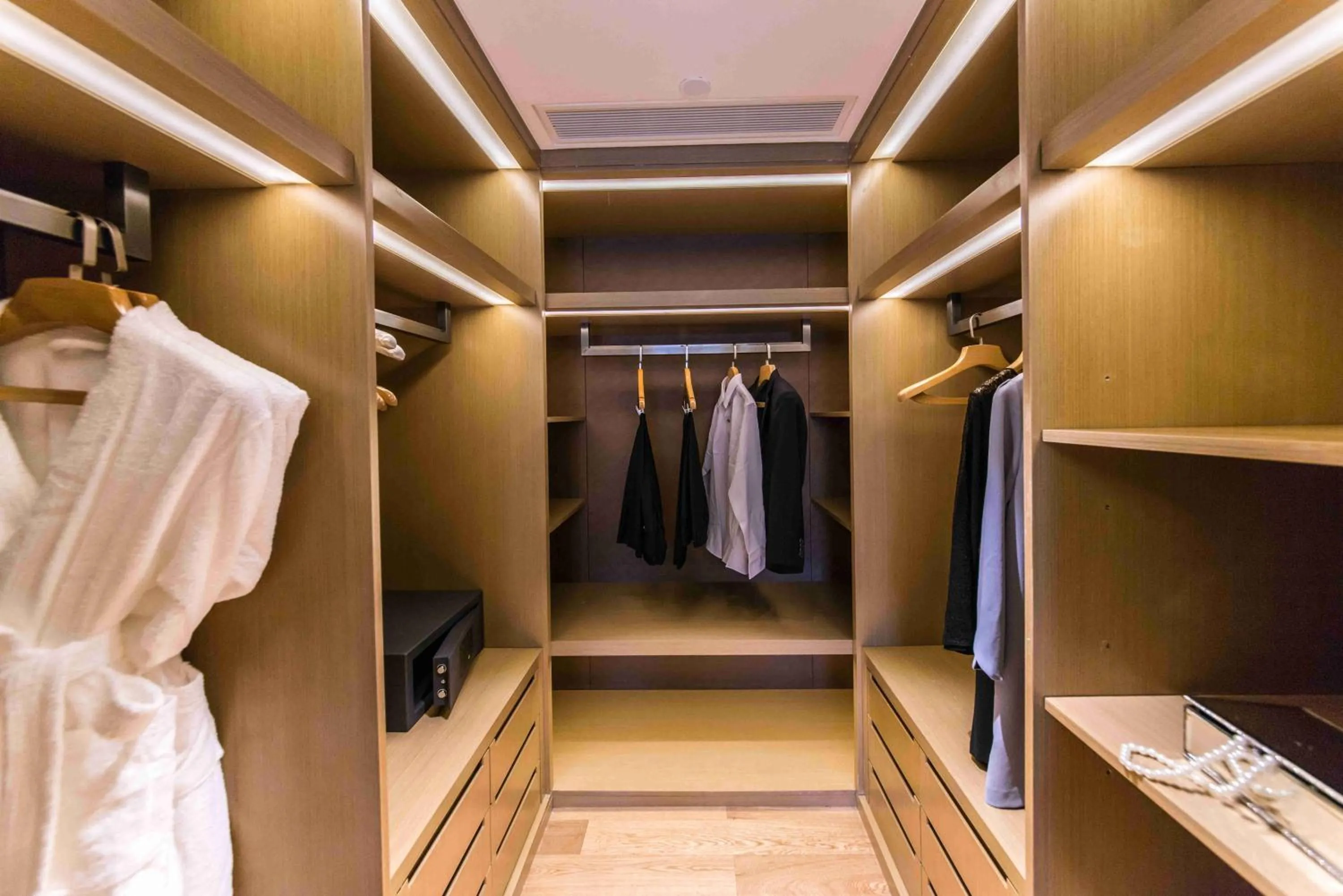 wardrobe in Somerset Grandview Shenzhen