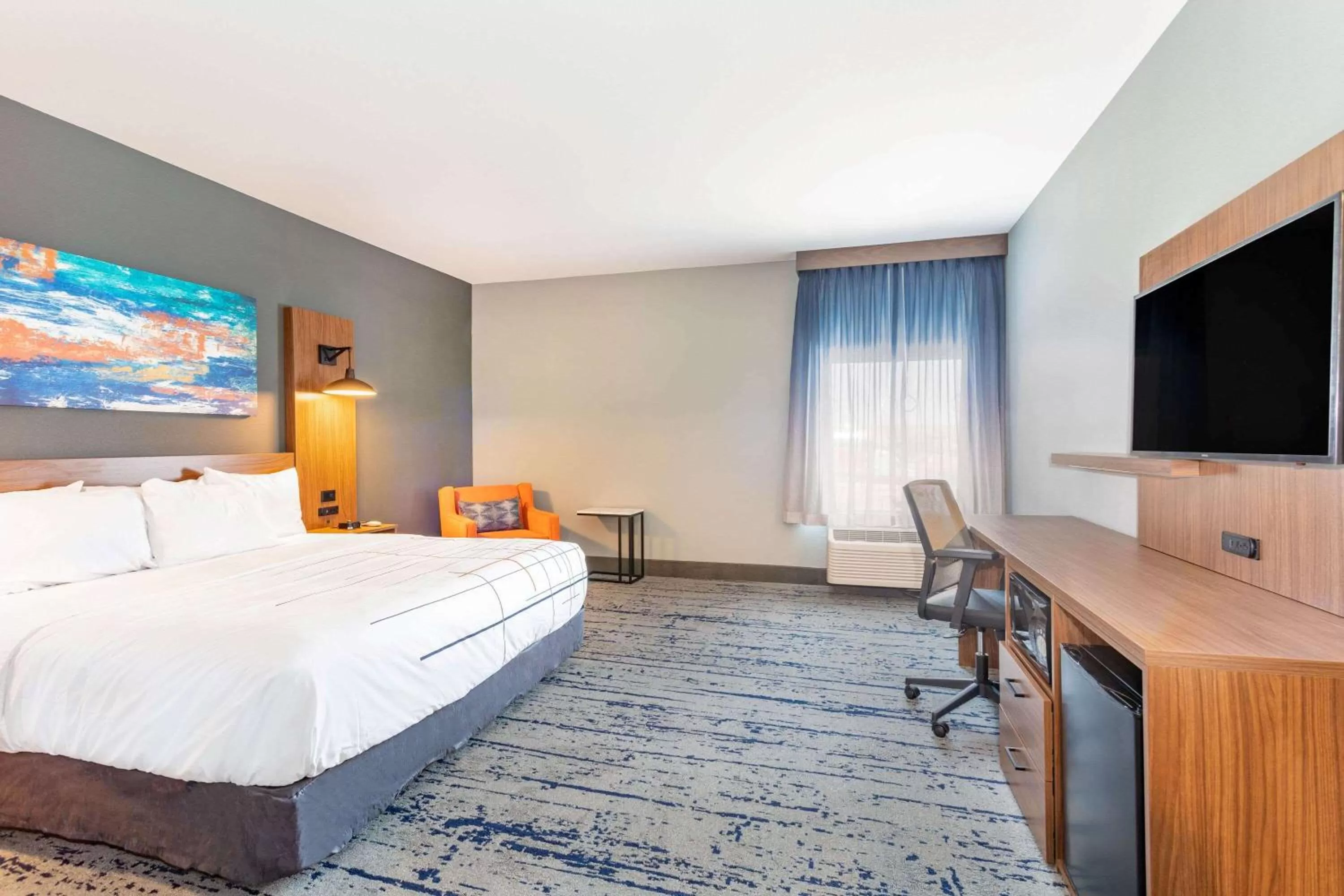 Photo of the whole room, Bed in La Quinta Inn & Suites Limon by Wyndham