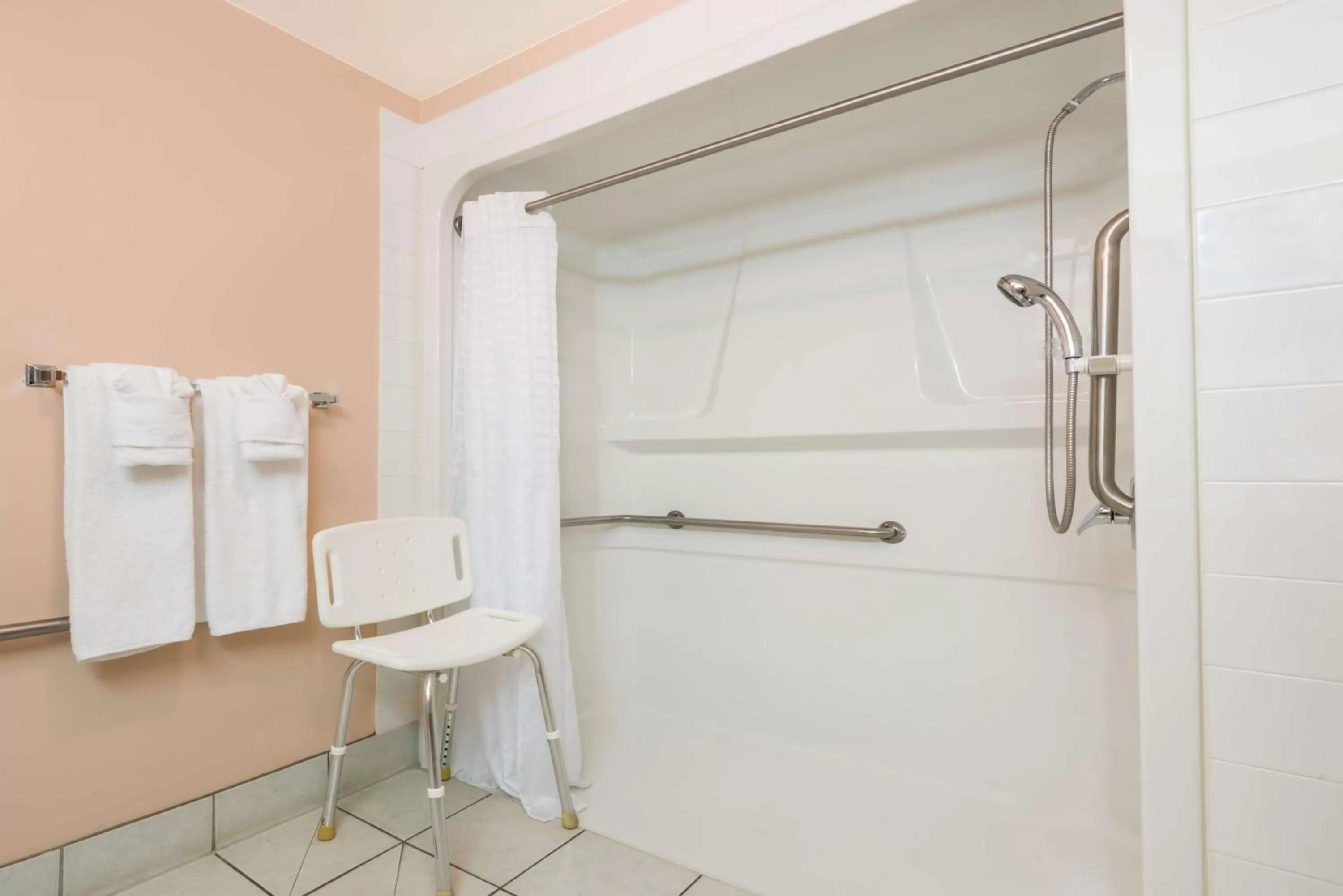 Queen Room - Disability Access/Non-Smoking in Super 8 by Wyndham Vermilion AB