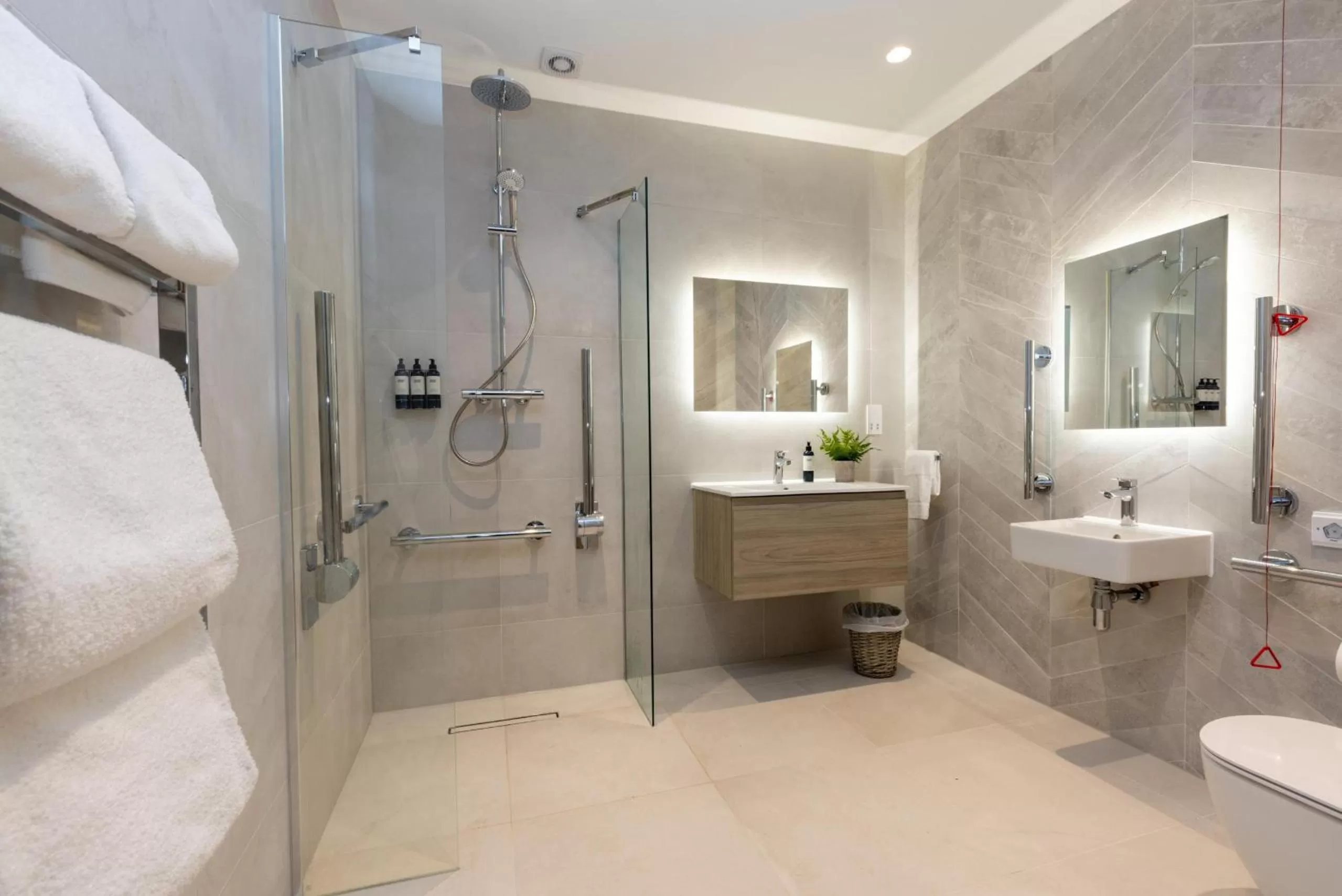 Bedroom, Bathroom in The Kingswood