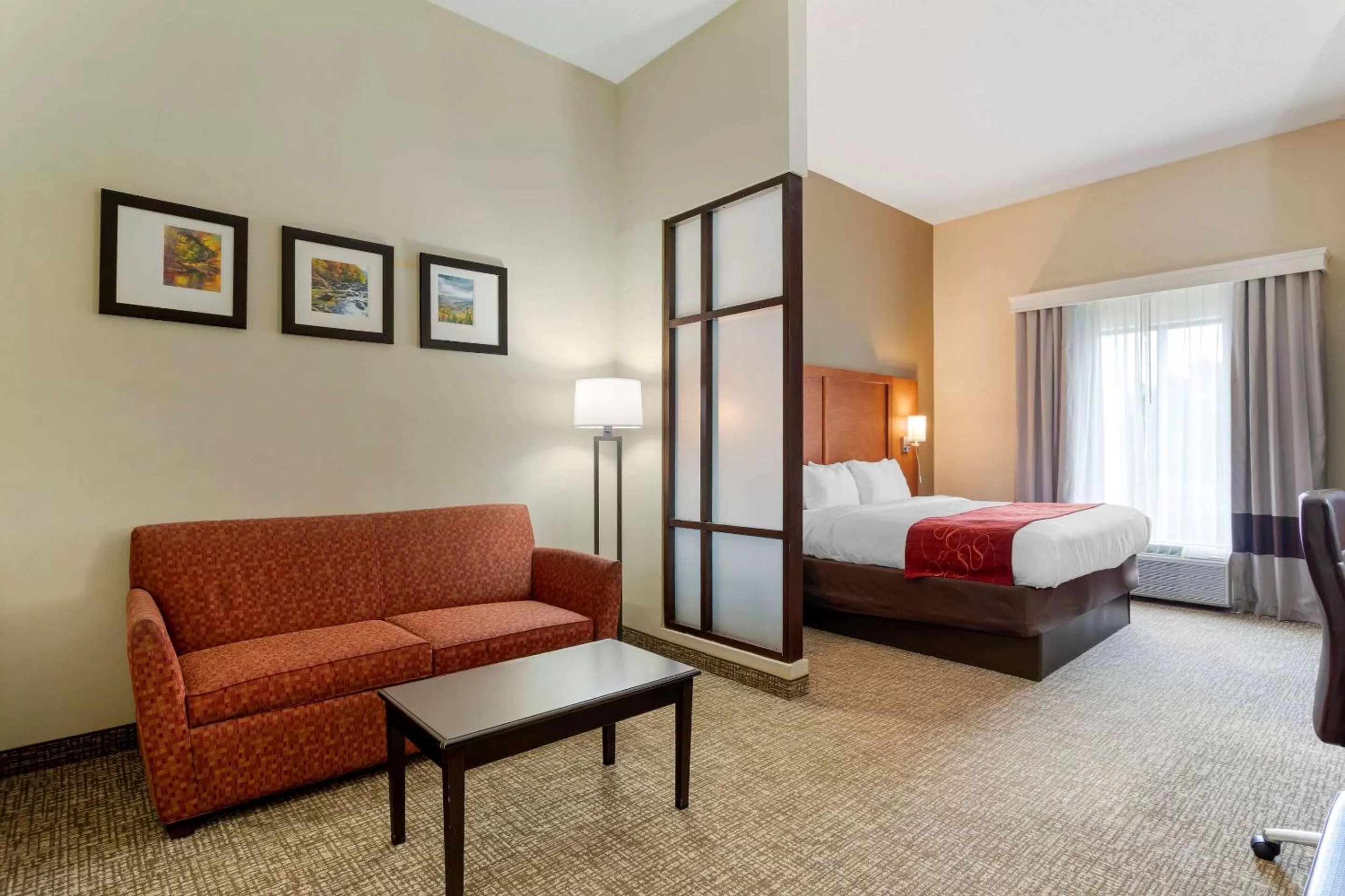 Photo of the whole room, Bed in Comfort Suites Kingsport South