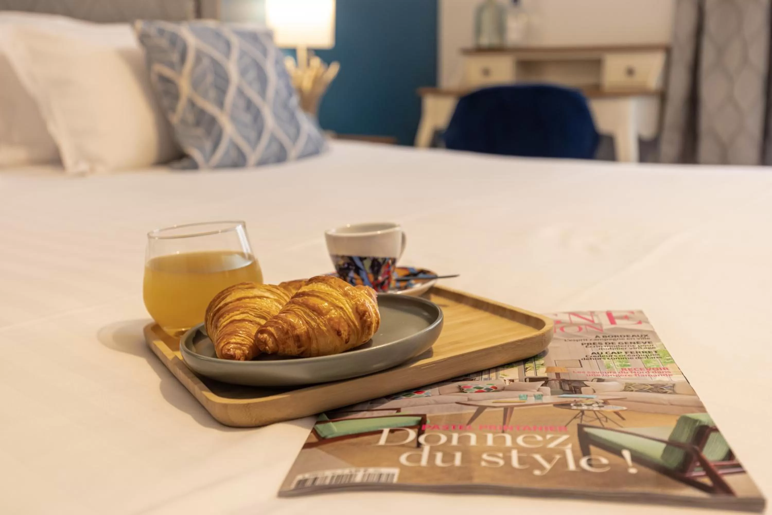 Bed in Hôtel-Restaurant des Augustins