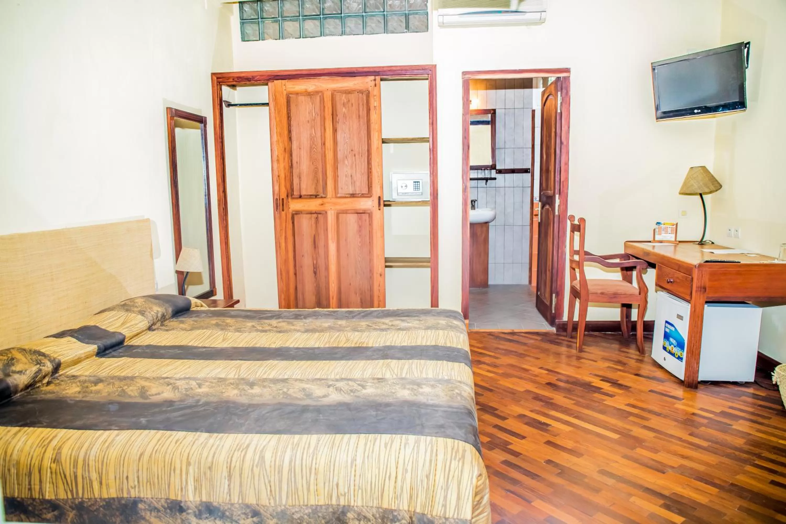 Bedroom, Bed in Hôtel Restaurant Coco Lodge Majunga