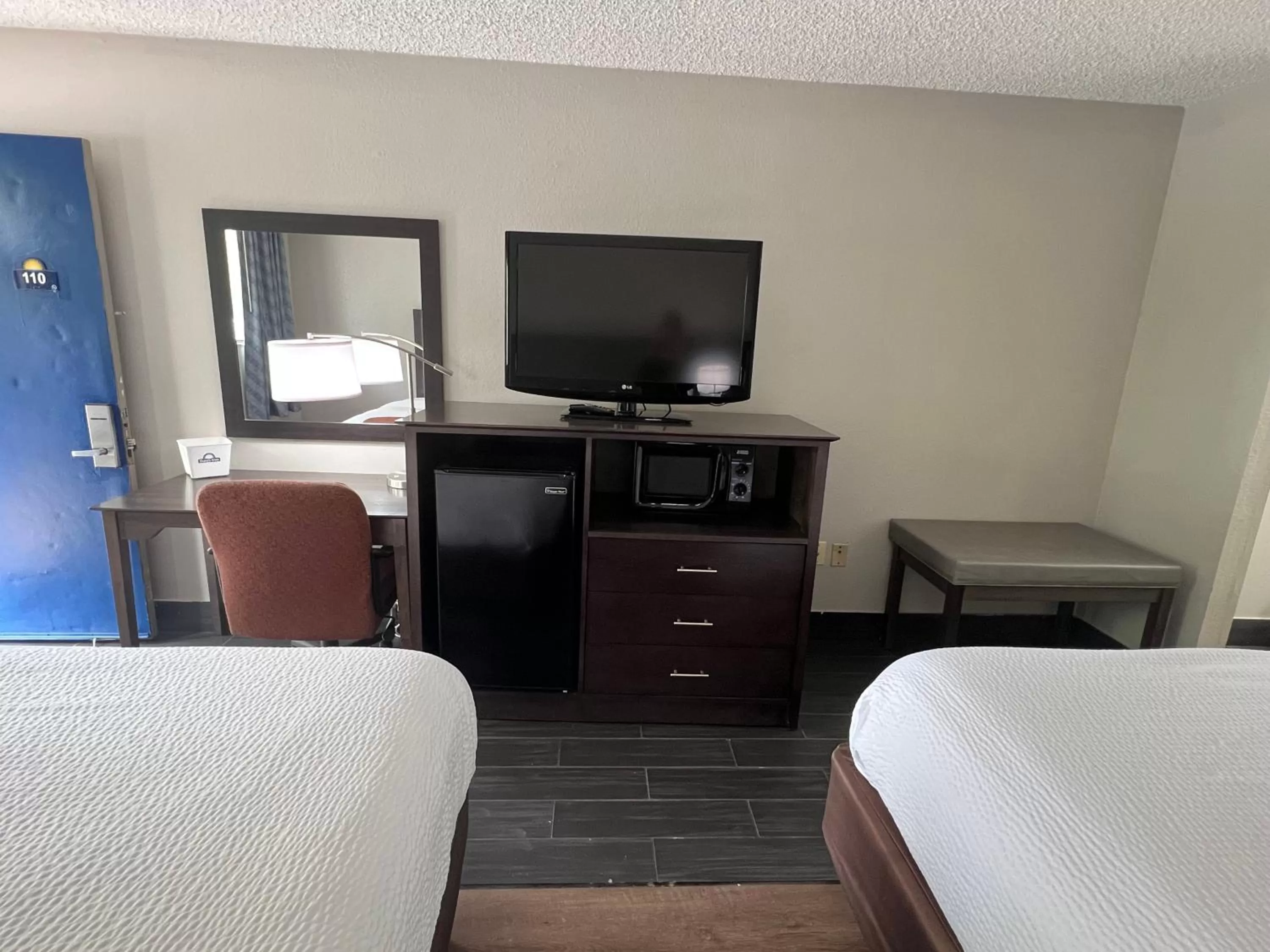 Bed in Days Inn & Suites by Wyndham Monroe