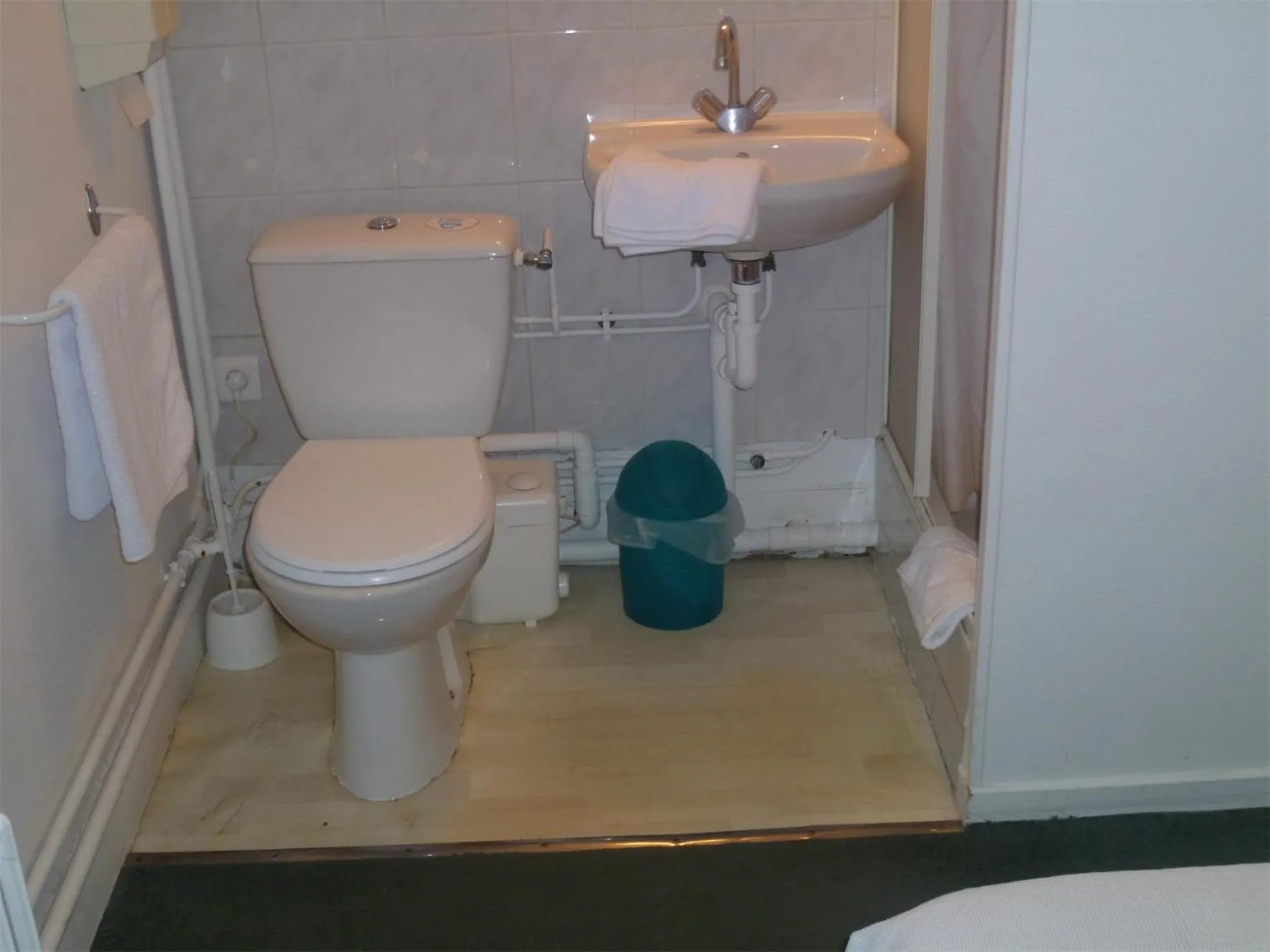 Shower in Hôtel Beauséjour