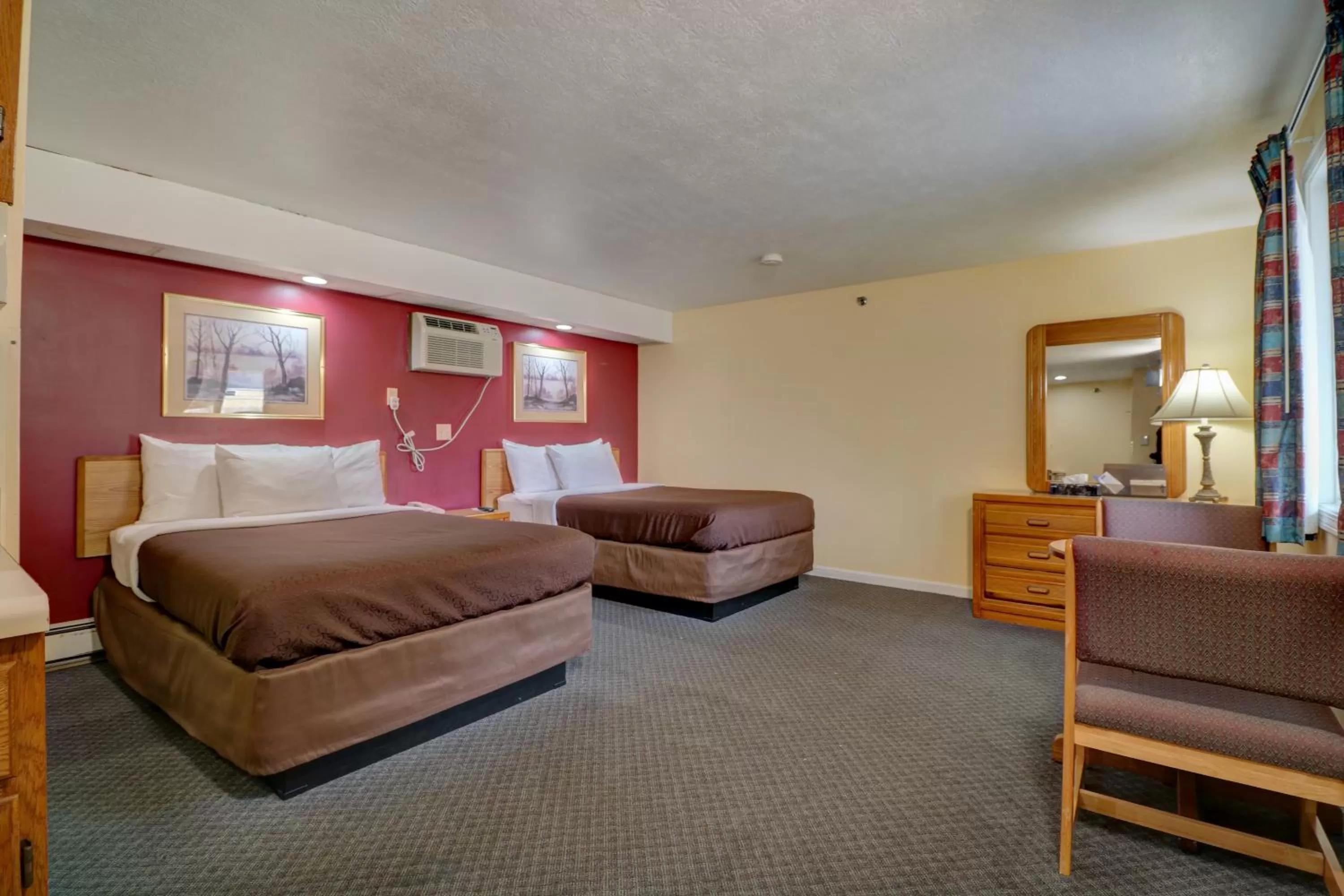 Photo of the whole room, Bed in Classic Inn