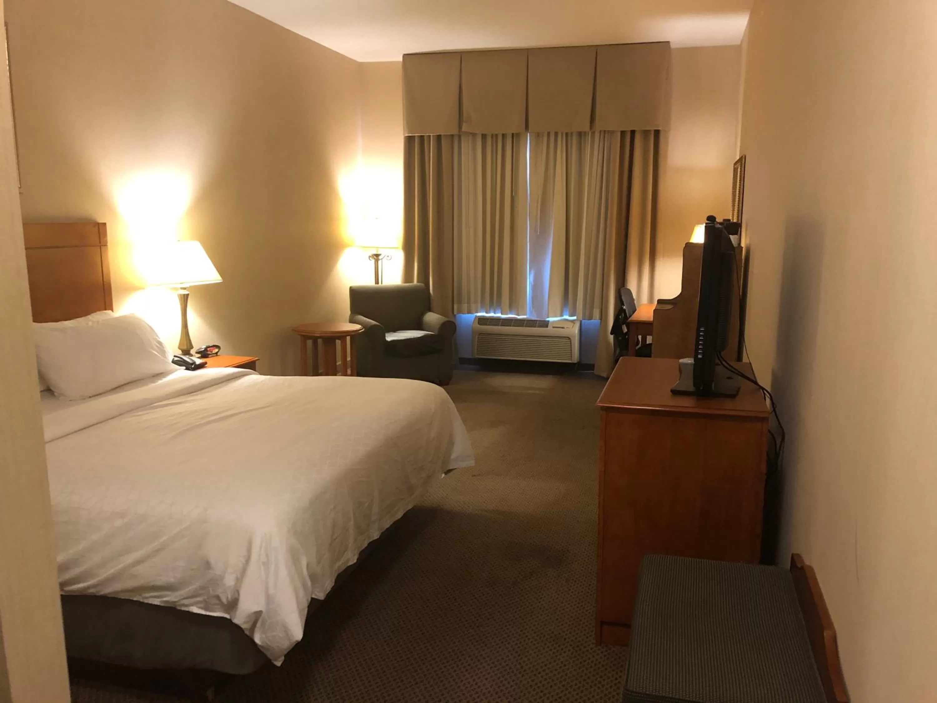 Bed in Holiday Inn Express Hotel & Suites Lansing-Dimondale by IHG