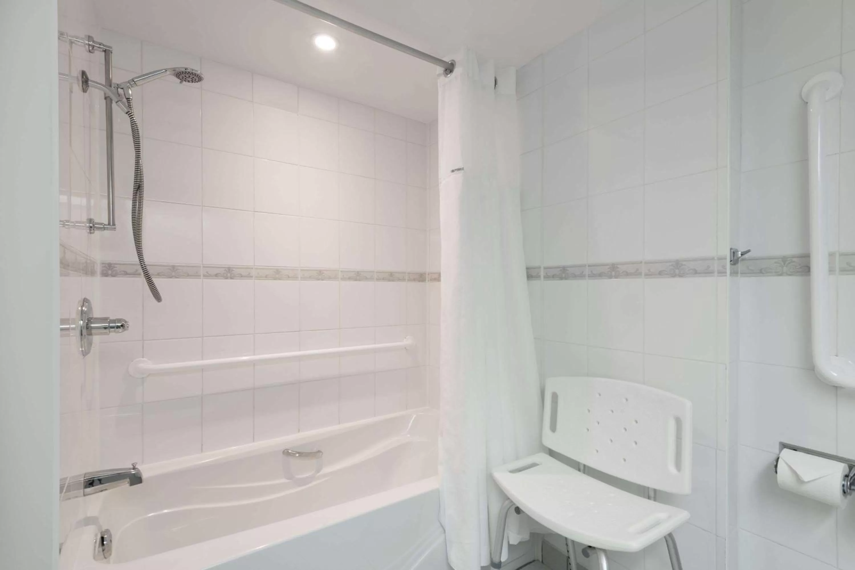 Bathroom in Ramada Plaza by Wyndham Gatineau/Manoir du Casino