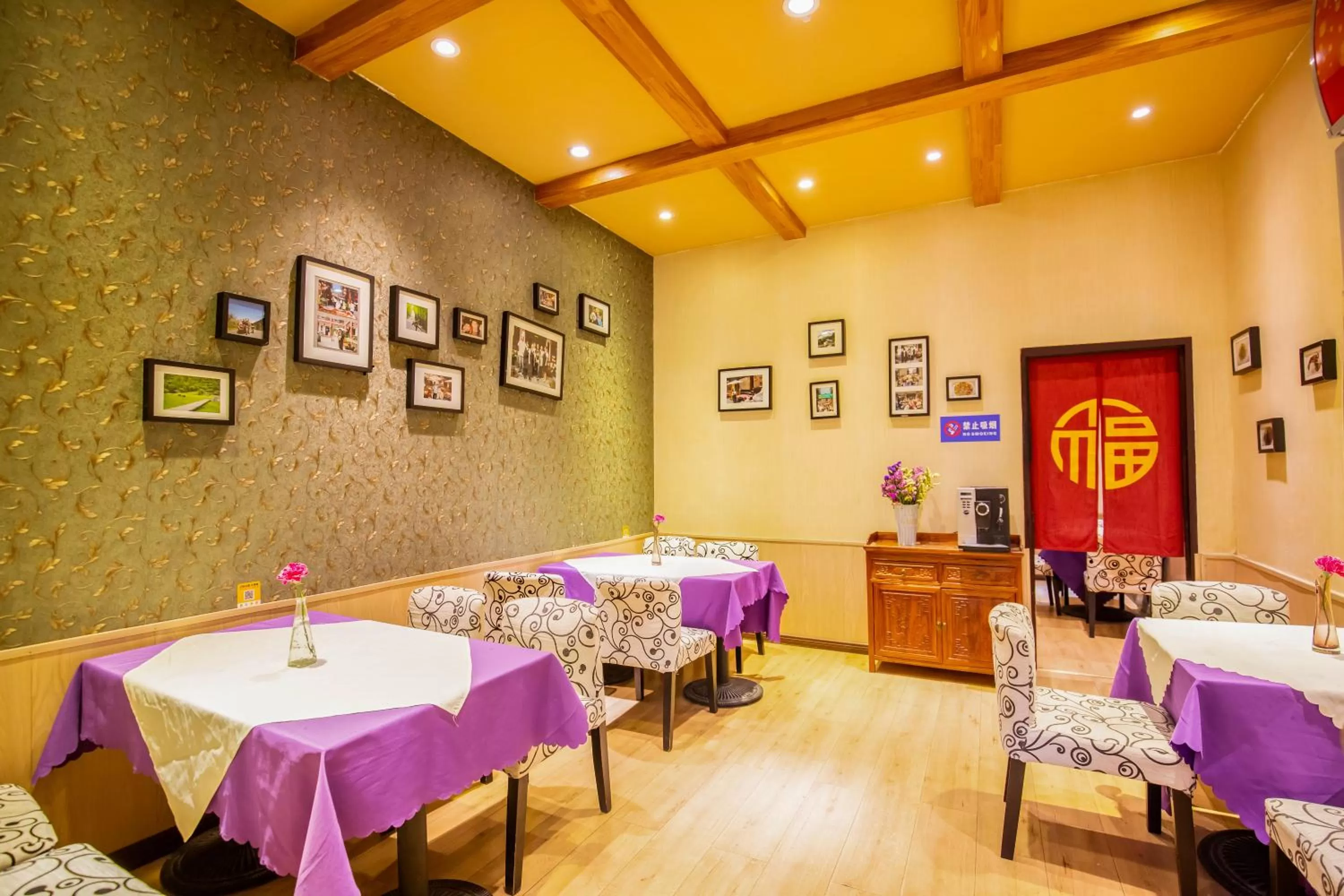Restaurant/places to eat in Wenjun Courtyard Hotel---3mins walk from Tonghuimen metro station ,next to People`s Park, fluent English service ,travel agency