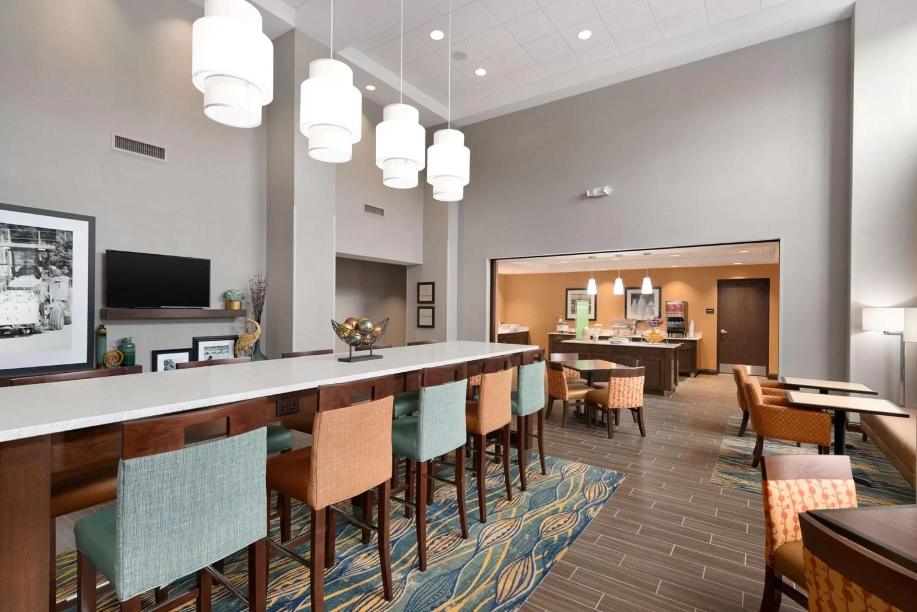 Dining area in Hampton Inn & Suites - DeLand