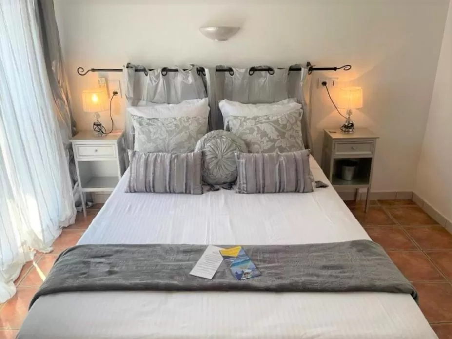 Bed in Hôtel Le Méditerranée