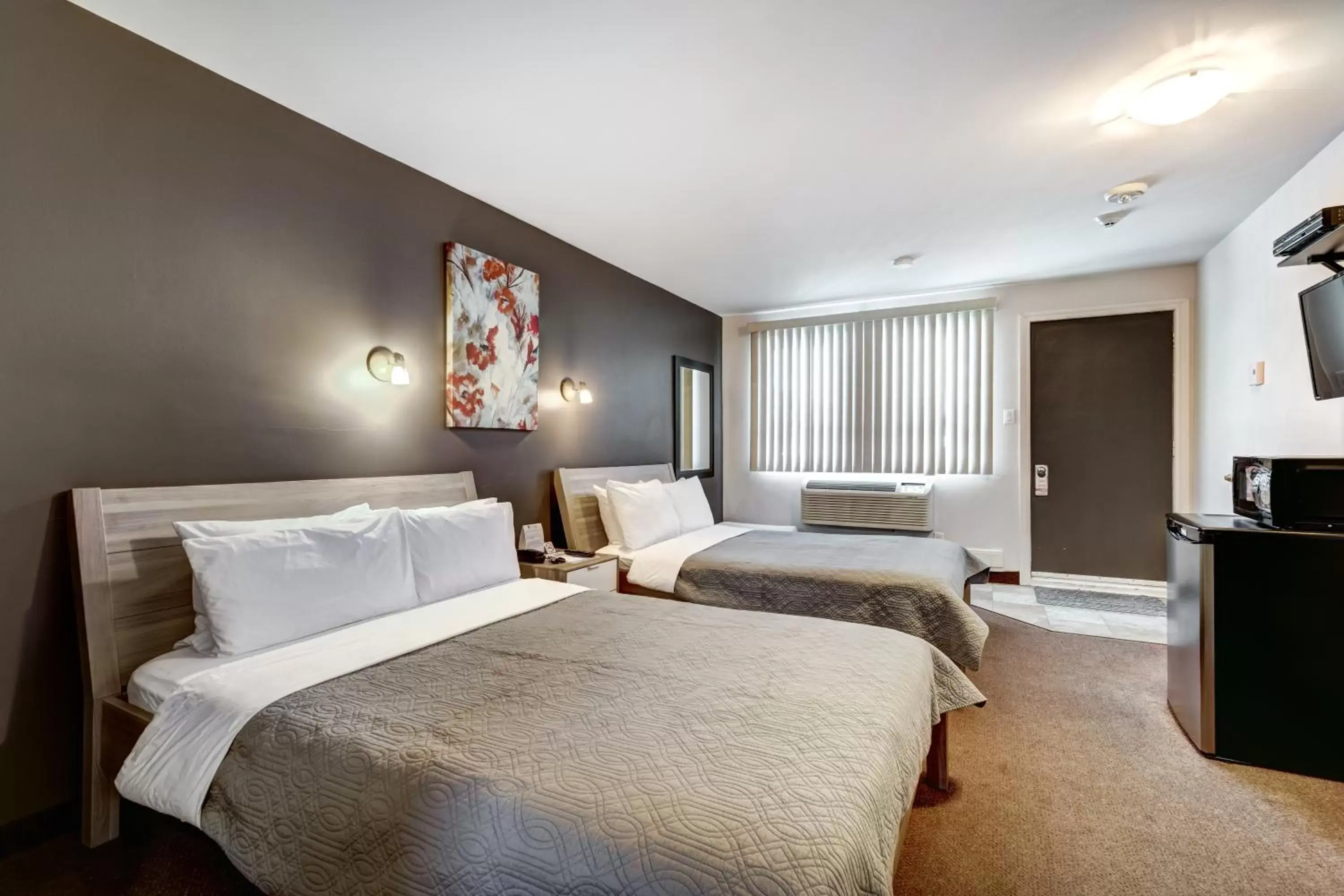 Double Room with Two Double Beds in Auberge St. Jacques Double Room with Two Double Beds in Auberge St. Jacques