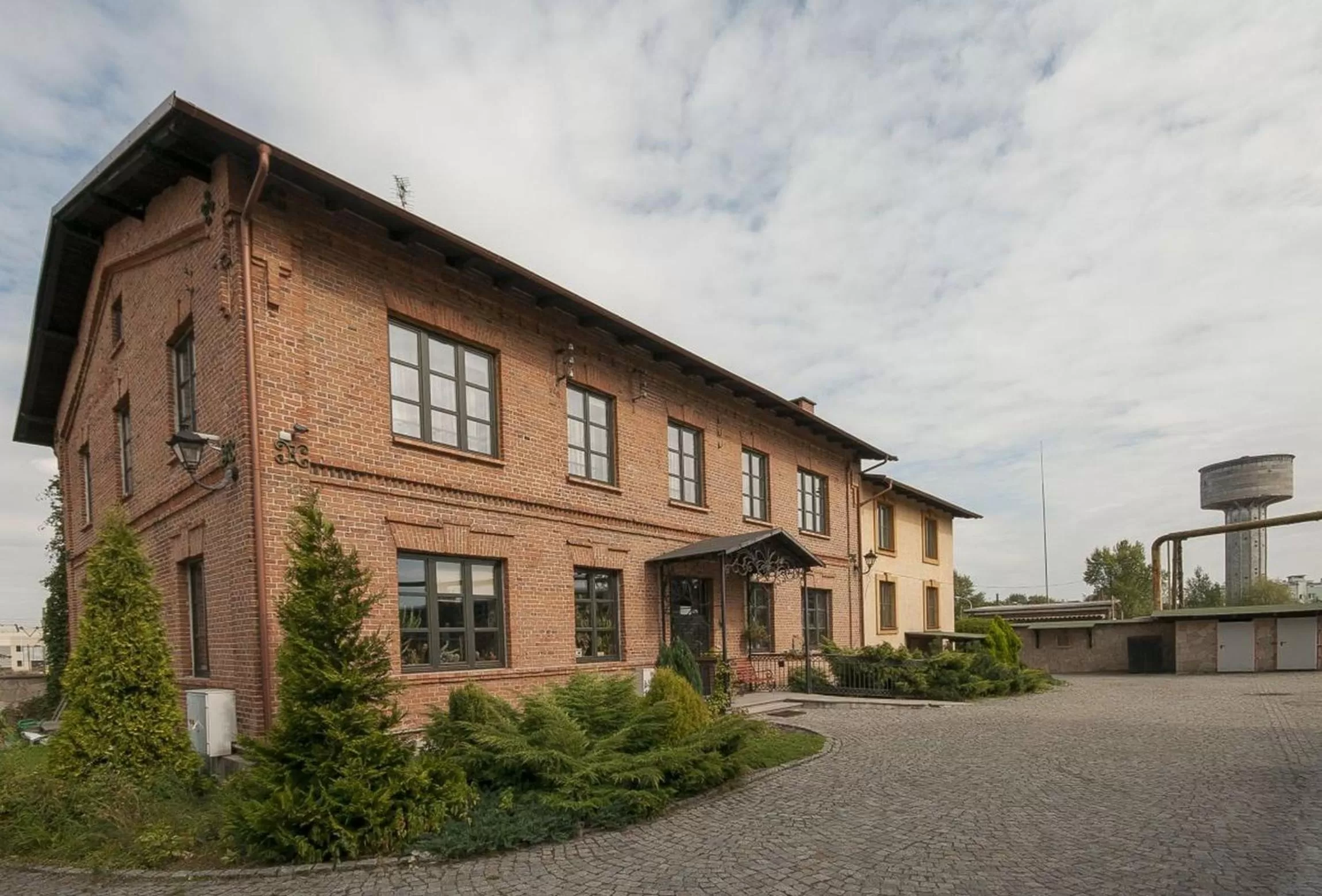 Facade/entrance, Property Building in Hotel Restauracja Pod Parowozem