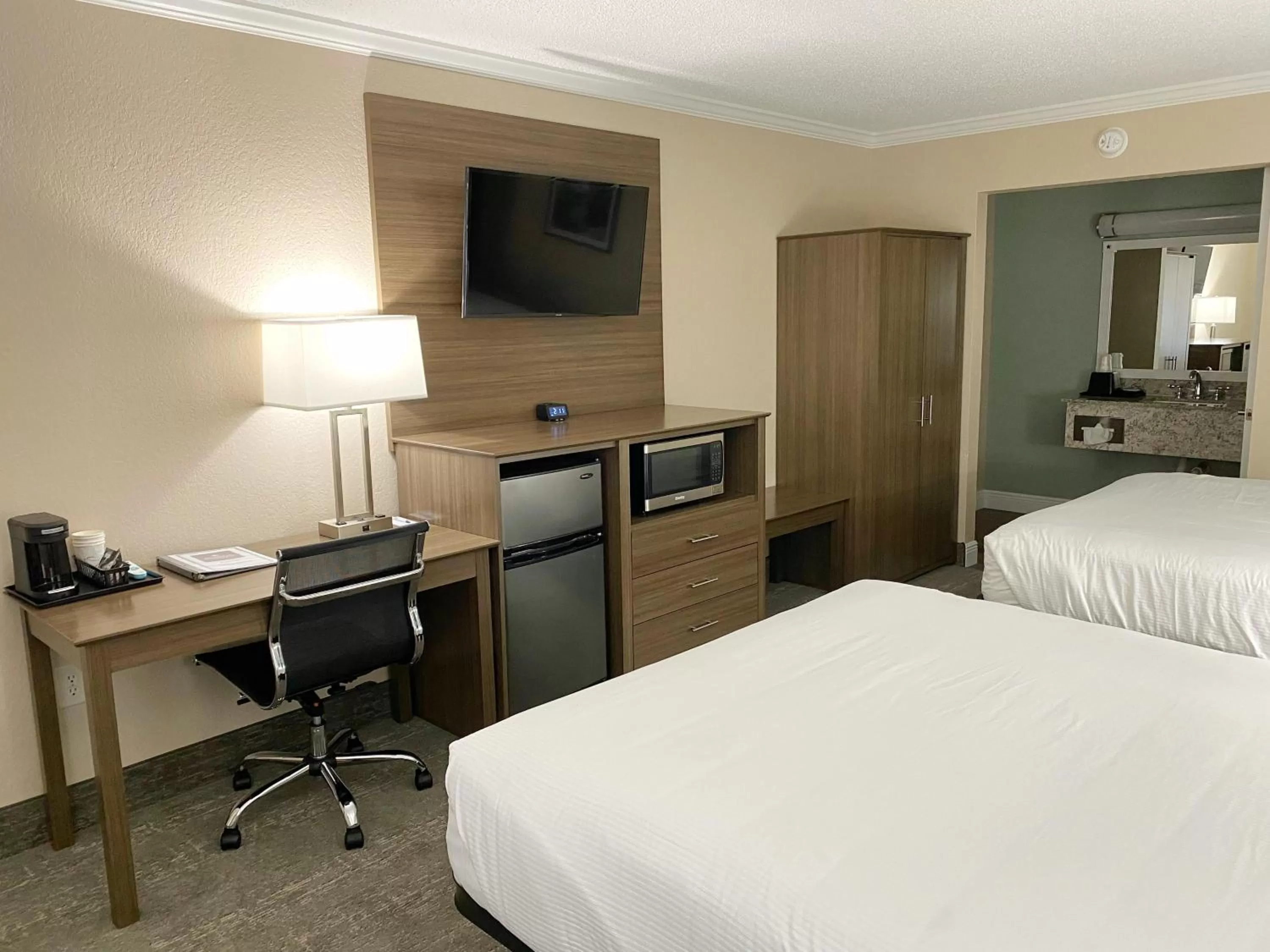 TV and multimedia, Bed in Roadstar Hotel Zephyrhills