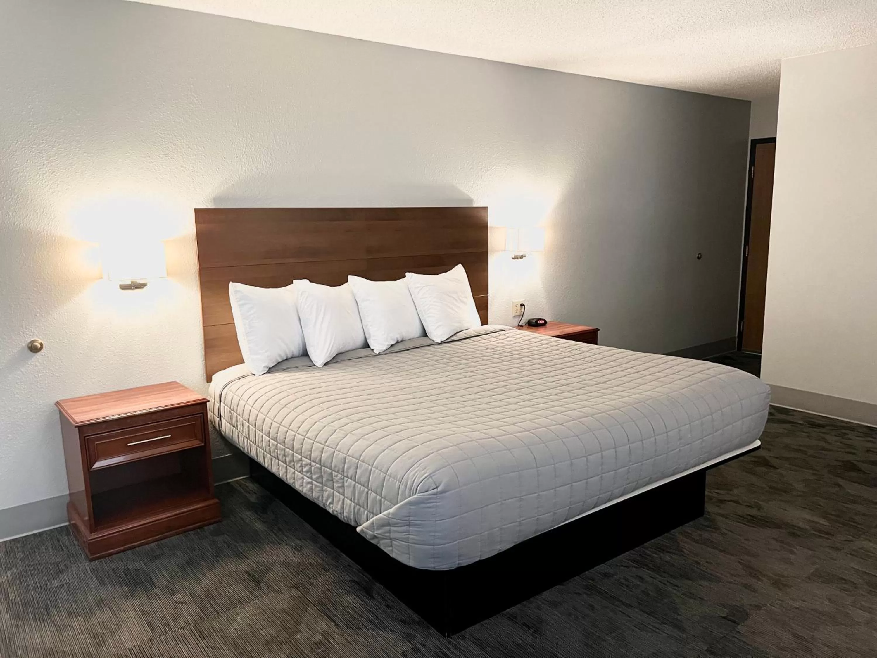 Bed in Travelodge by Wyndham Lincoln South