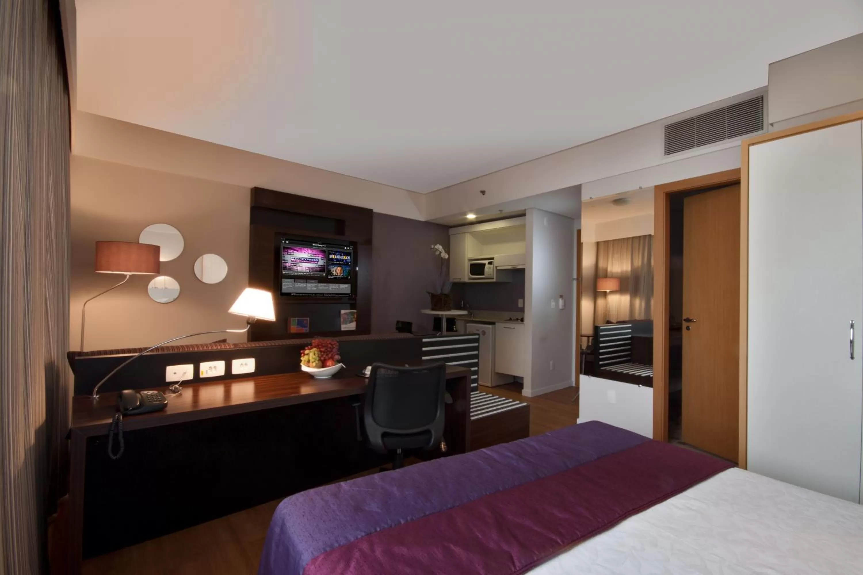 Photo of the whole room, Bed in Comfort Suites Alphaville