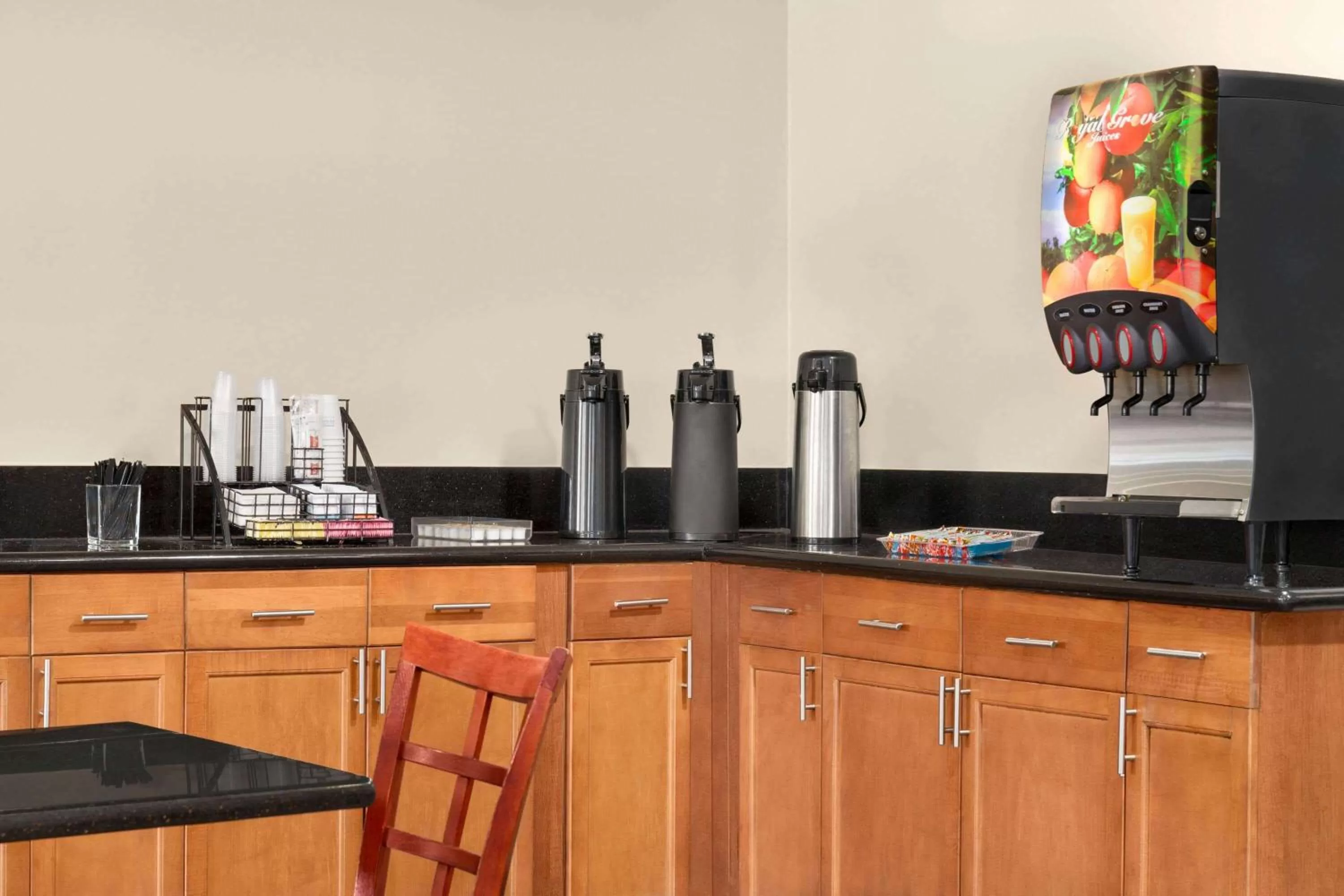 Restaurant/places to eat in Luxe Studios Nashville Airport