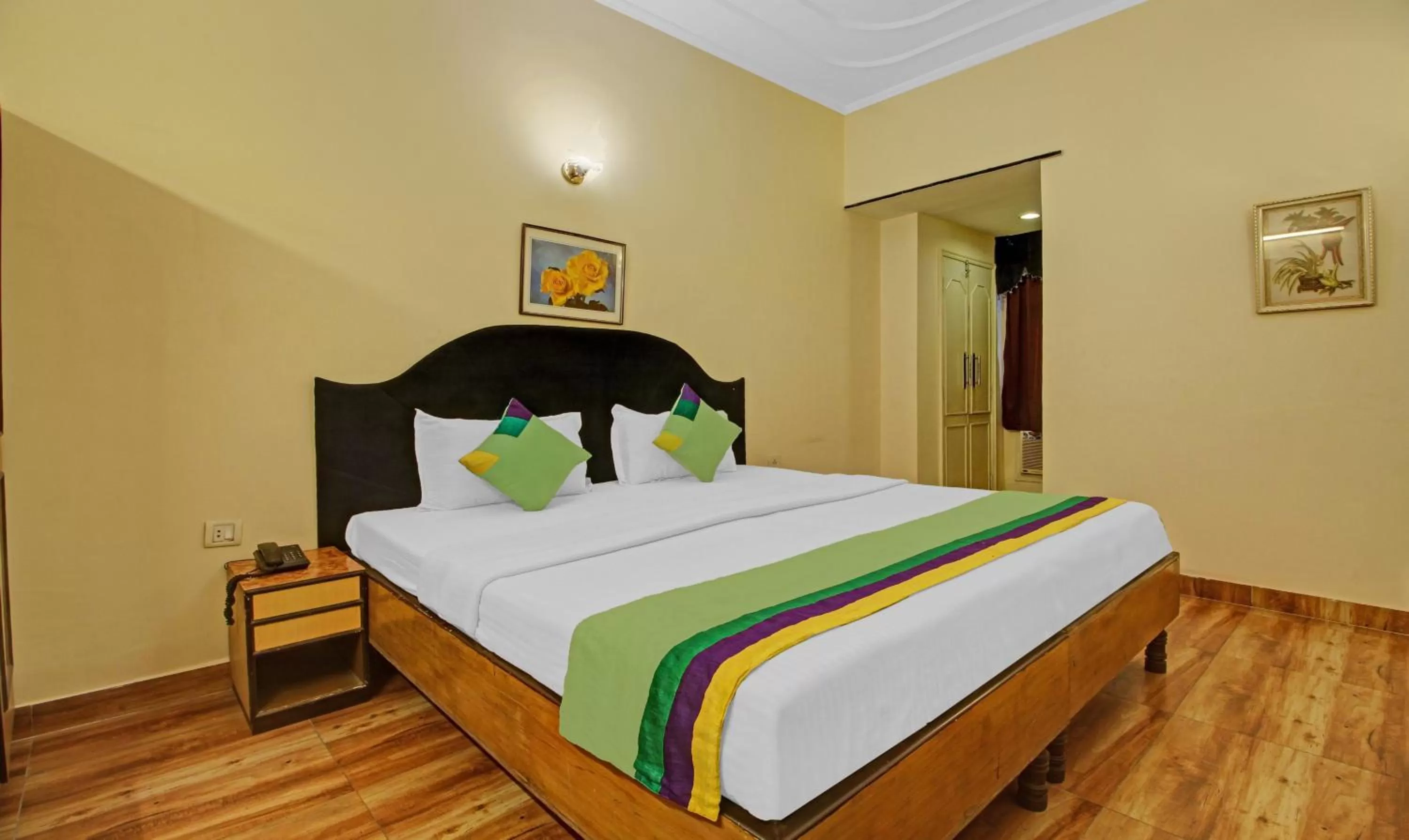 Bedroom, Bed in Treebo Mira Inn, Camac Street