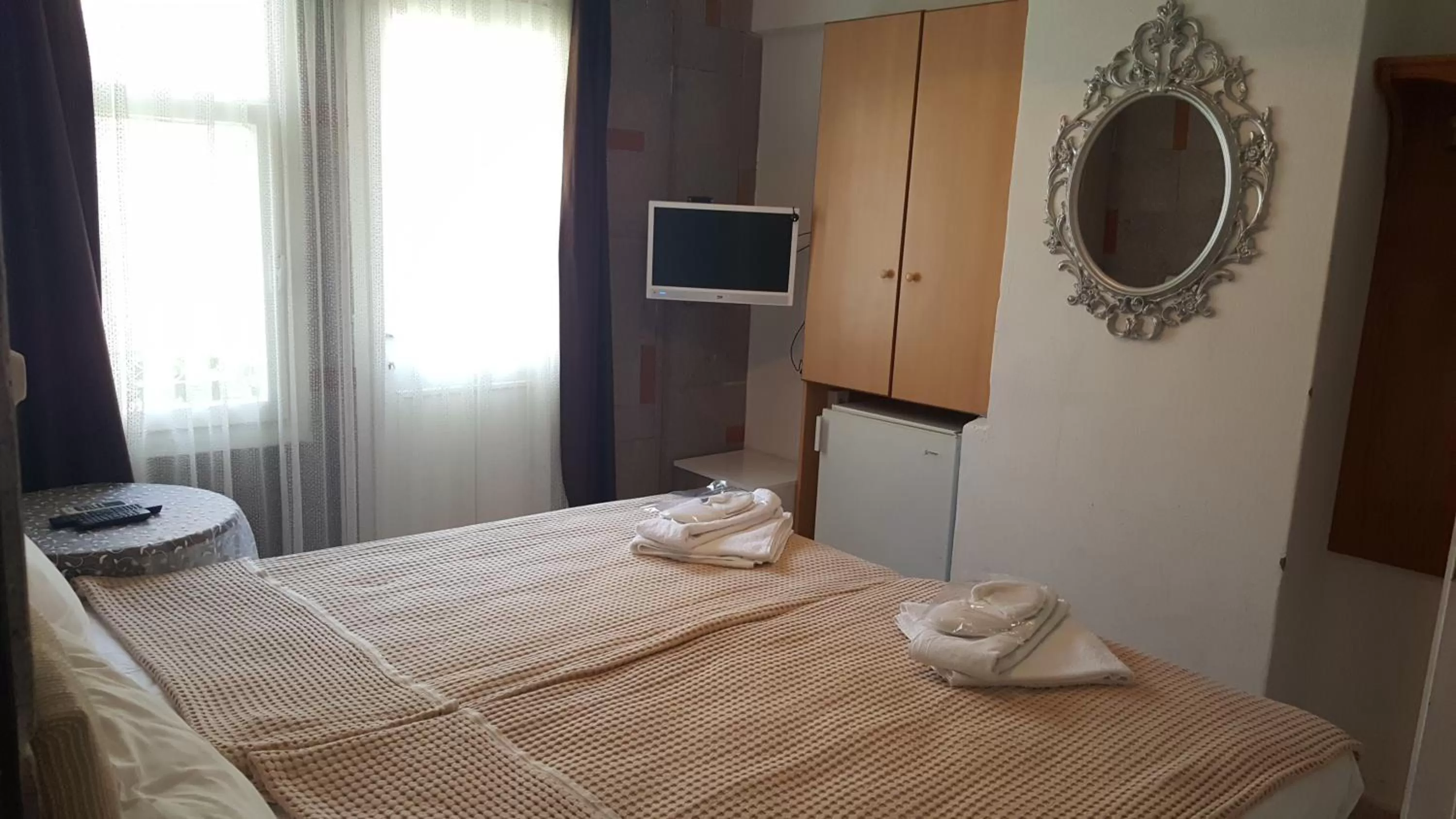 Photo of the whole room, Bed in Foça Ensar Hotel