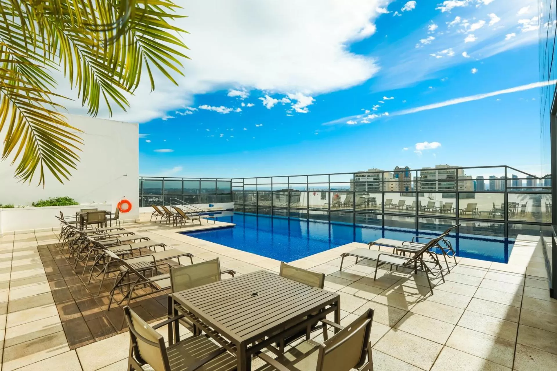 Swimming pool in TRYP By Wyndham Ribeirão Preto