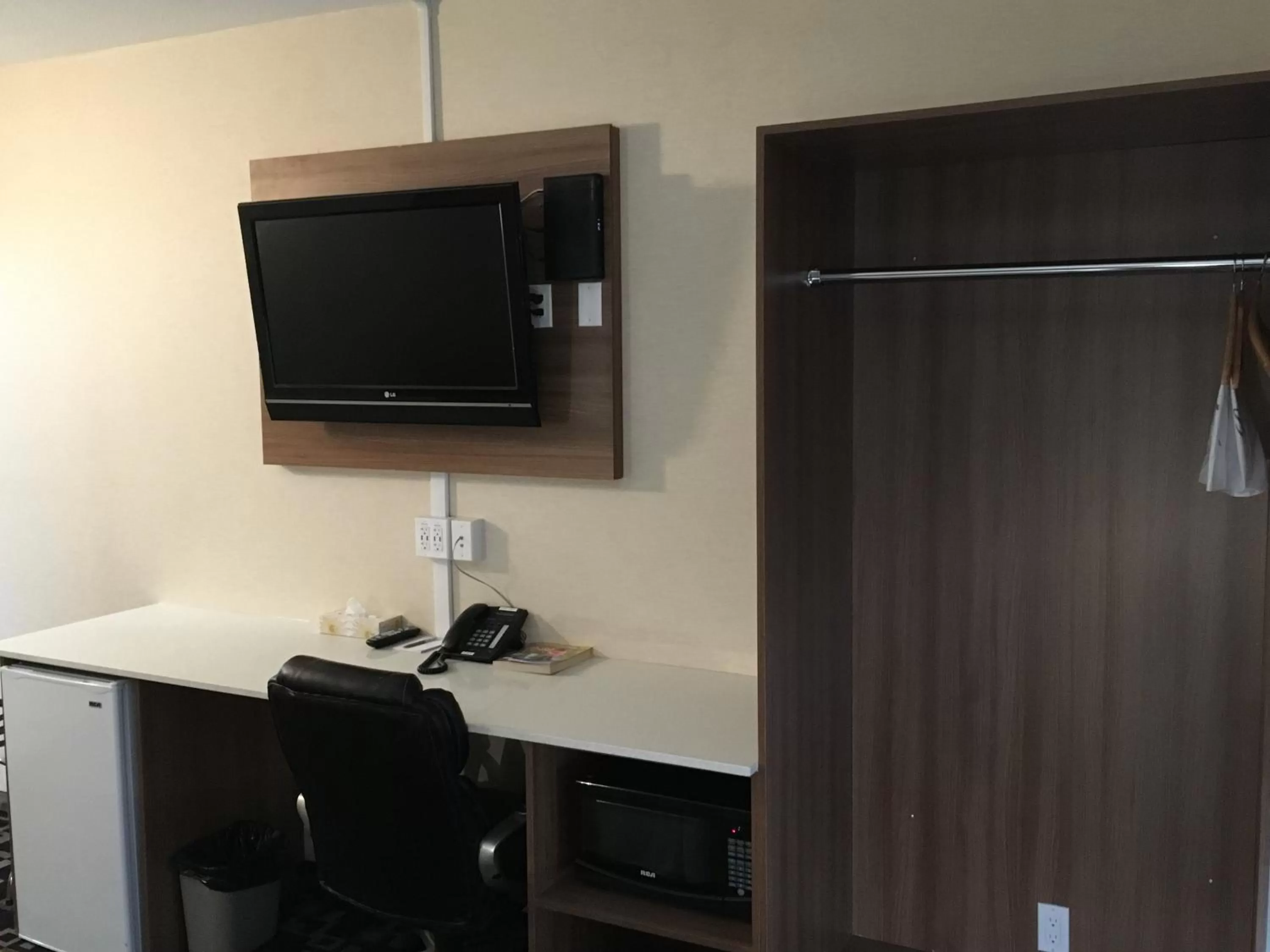 TV and multimedia in Baymont by Wyndham Medicine Hat