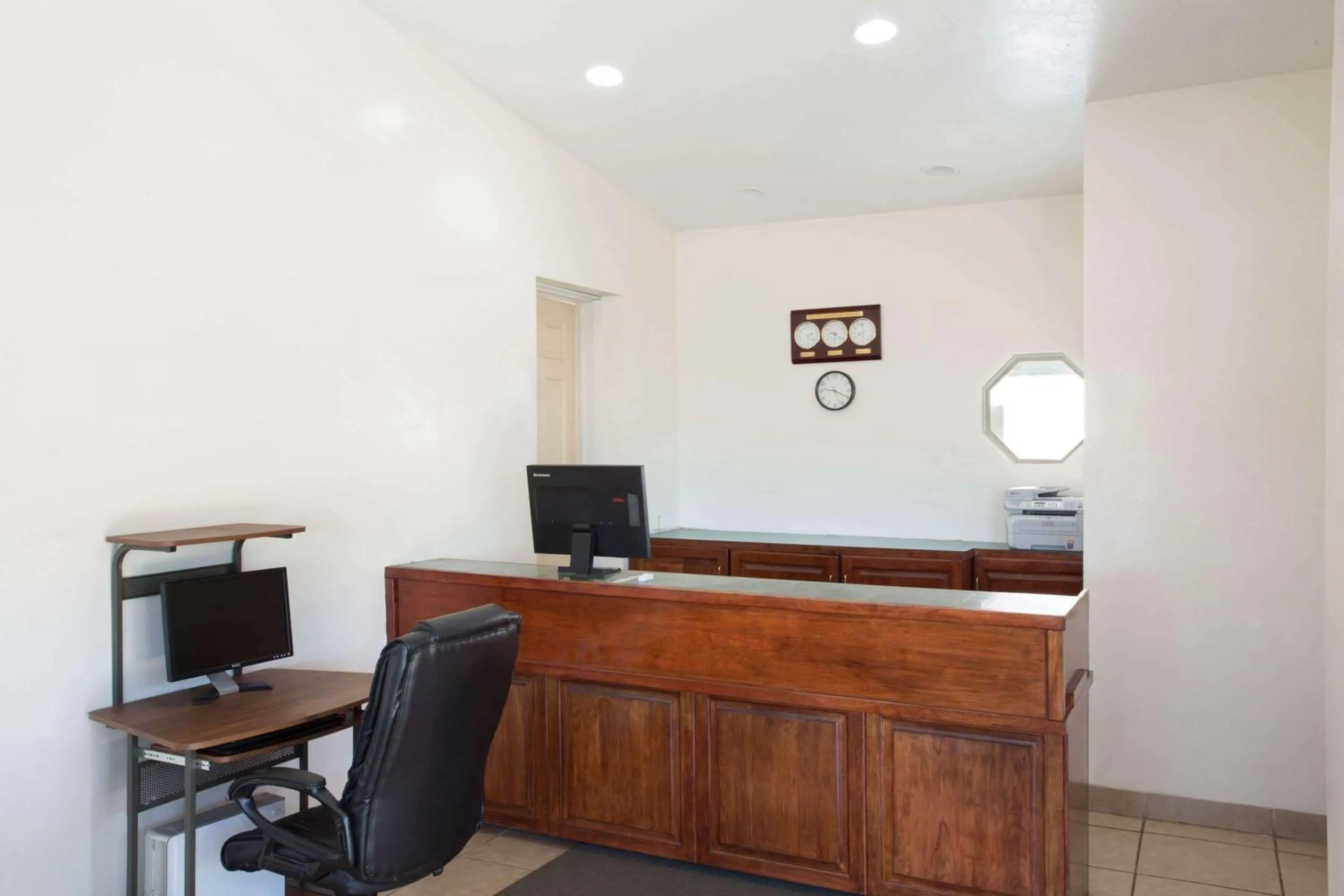 Lobby or reception in Howard Johnson by Wyndham Brigham City