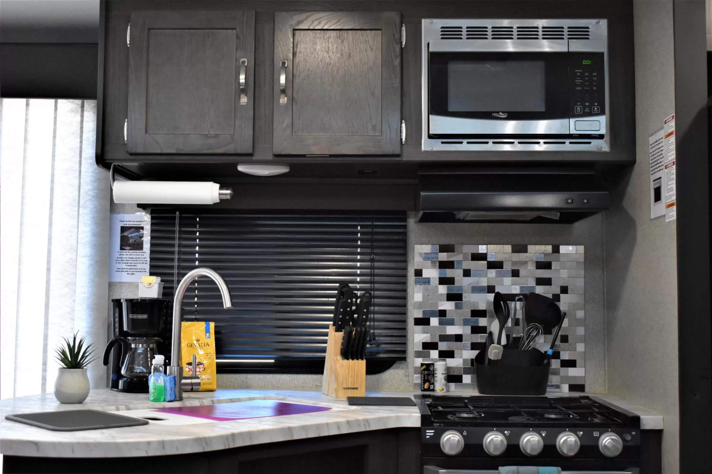 Kitchen or kitchenette in Grand Canyon RV Glamping