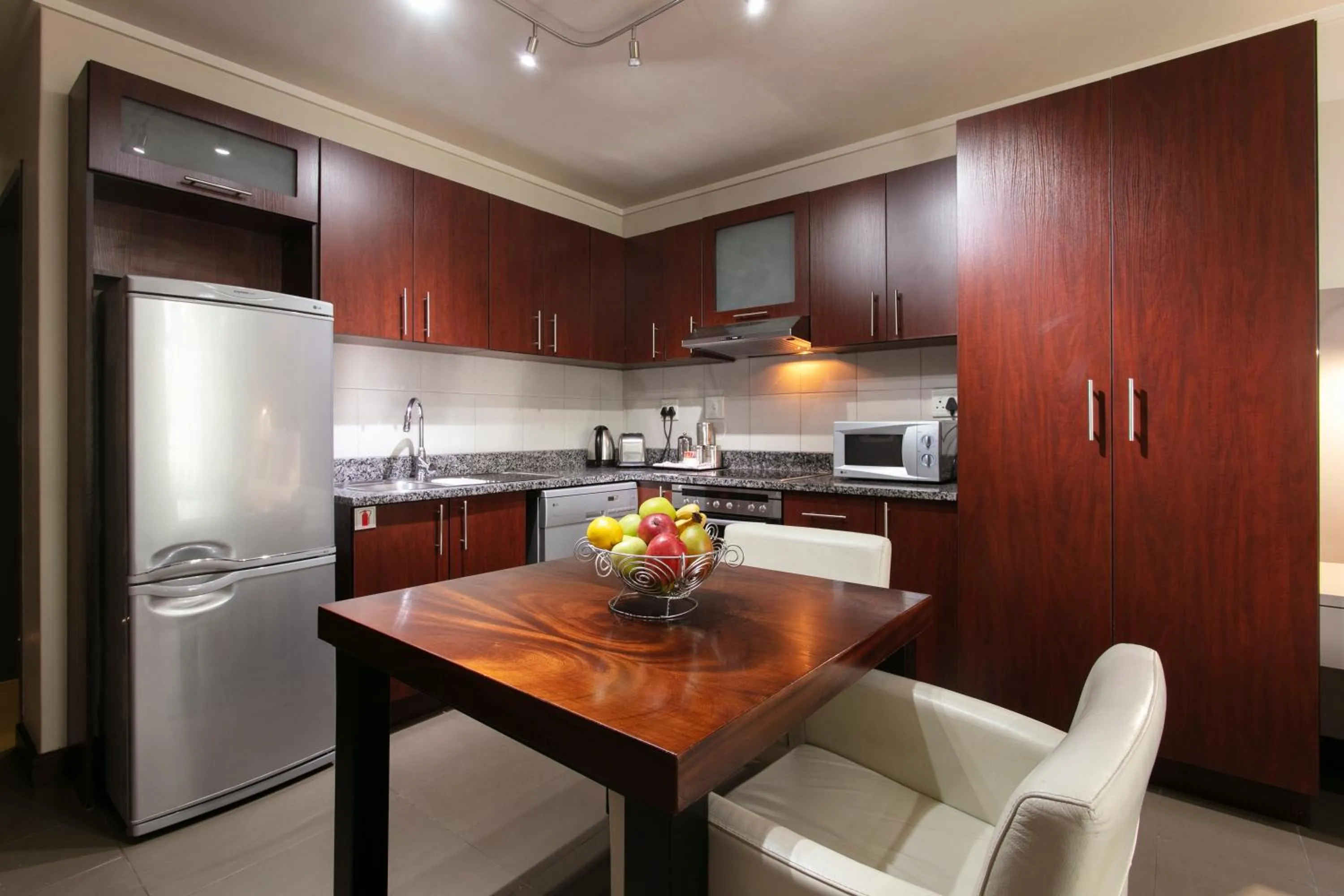 Kitchen or kitchenette in Absolute Farenden Apartments