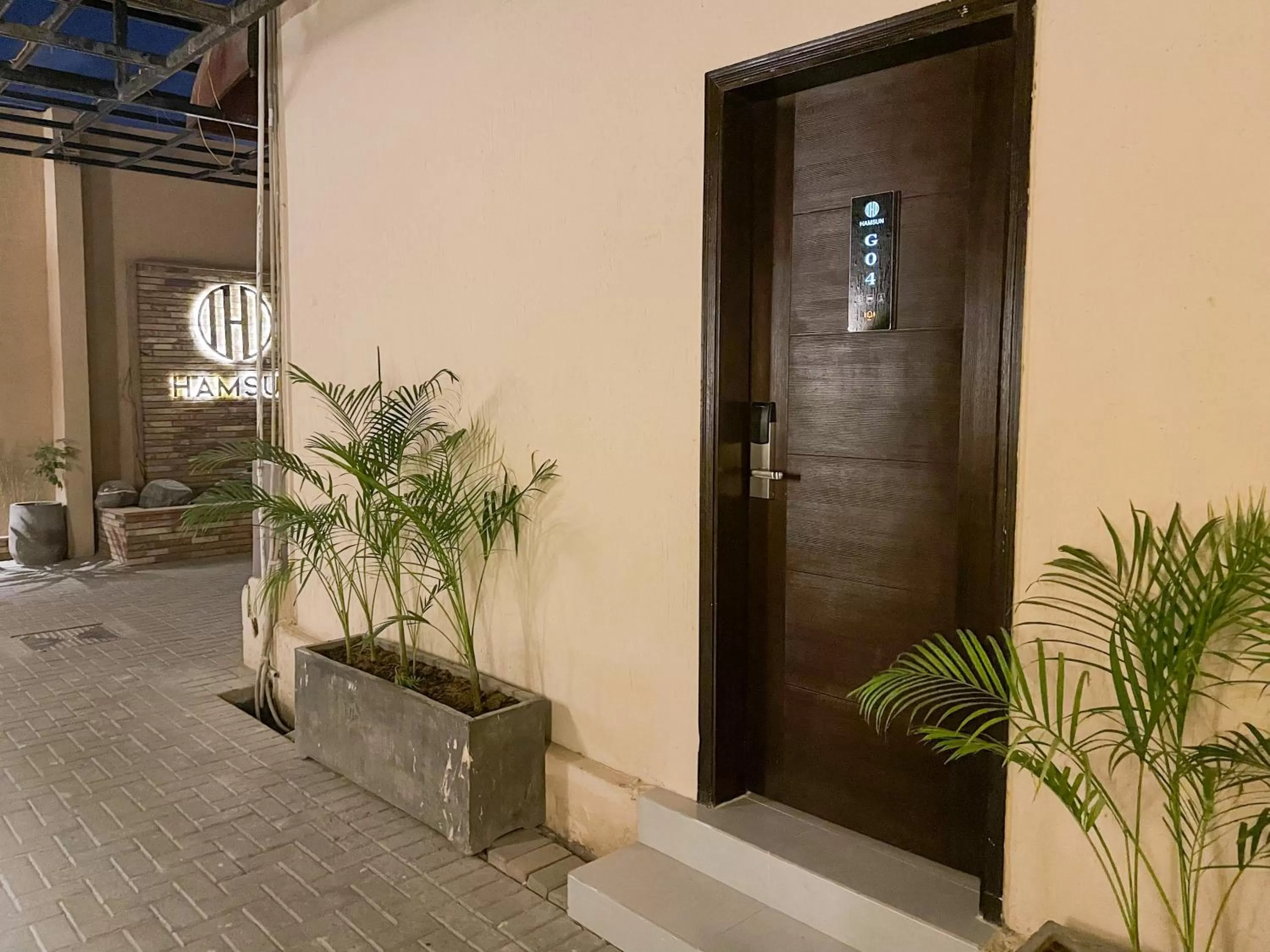 Facade/entrance in Hamsun Shahrah-e-Faisal