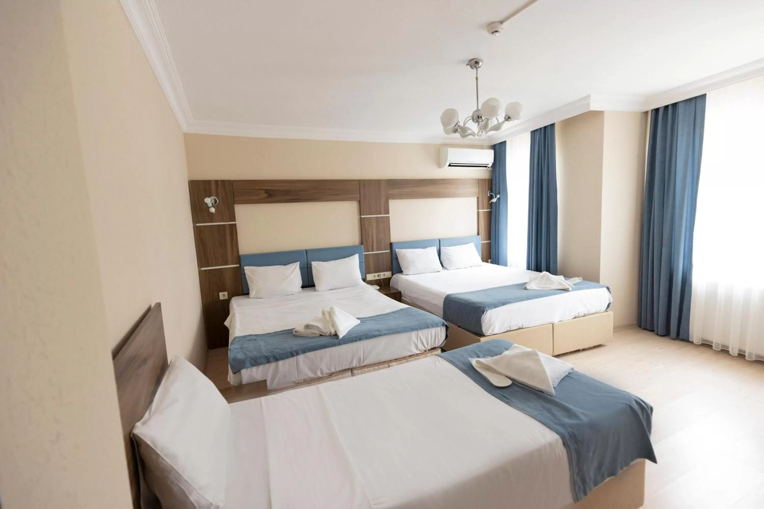 Photo of the whole room, Bed in De Marêe