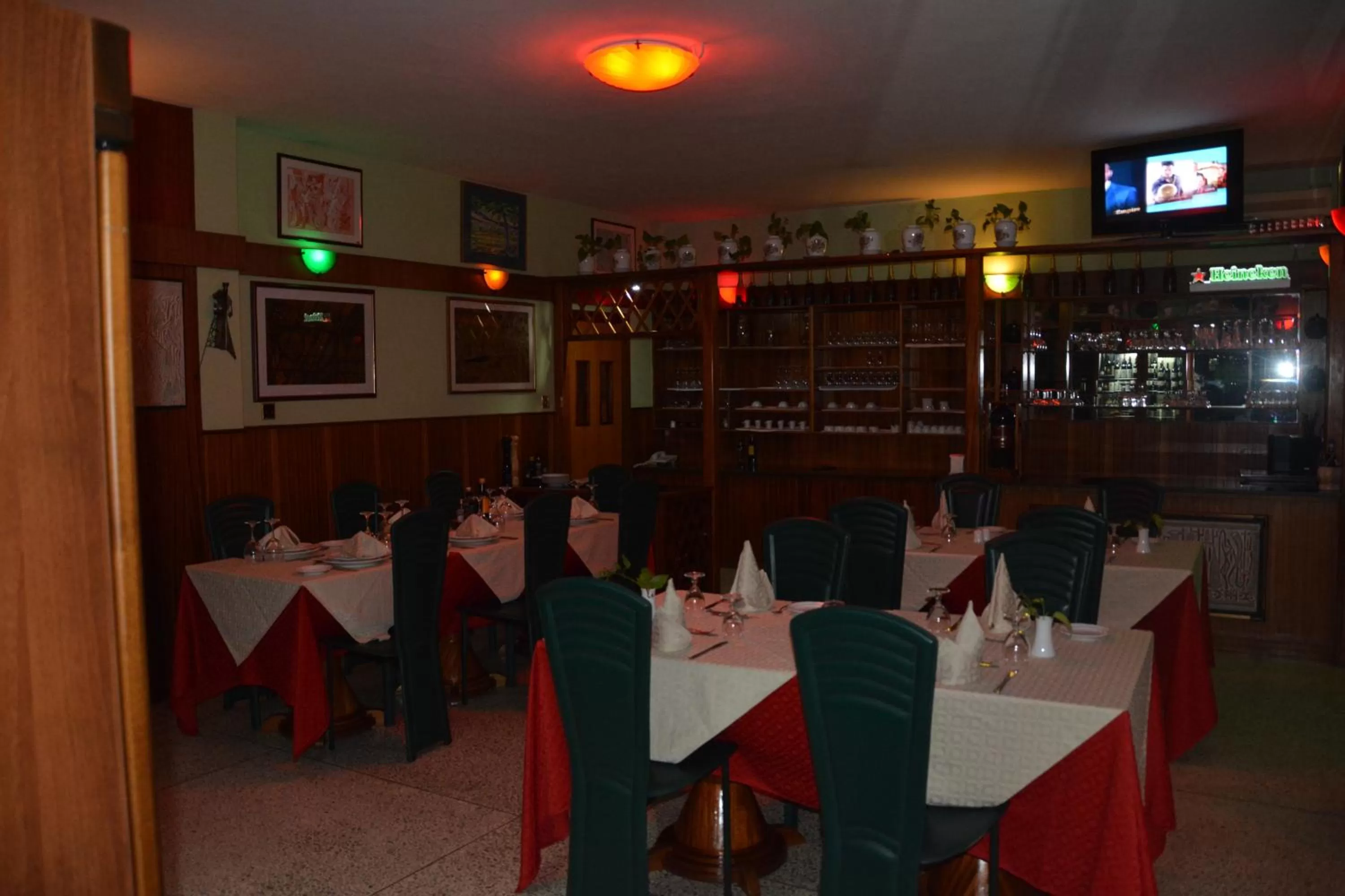 Restaurant/places to eat in Manuela Residence