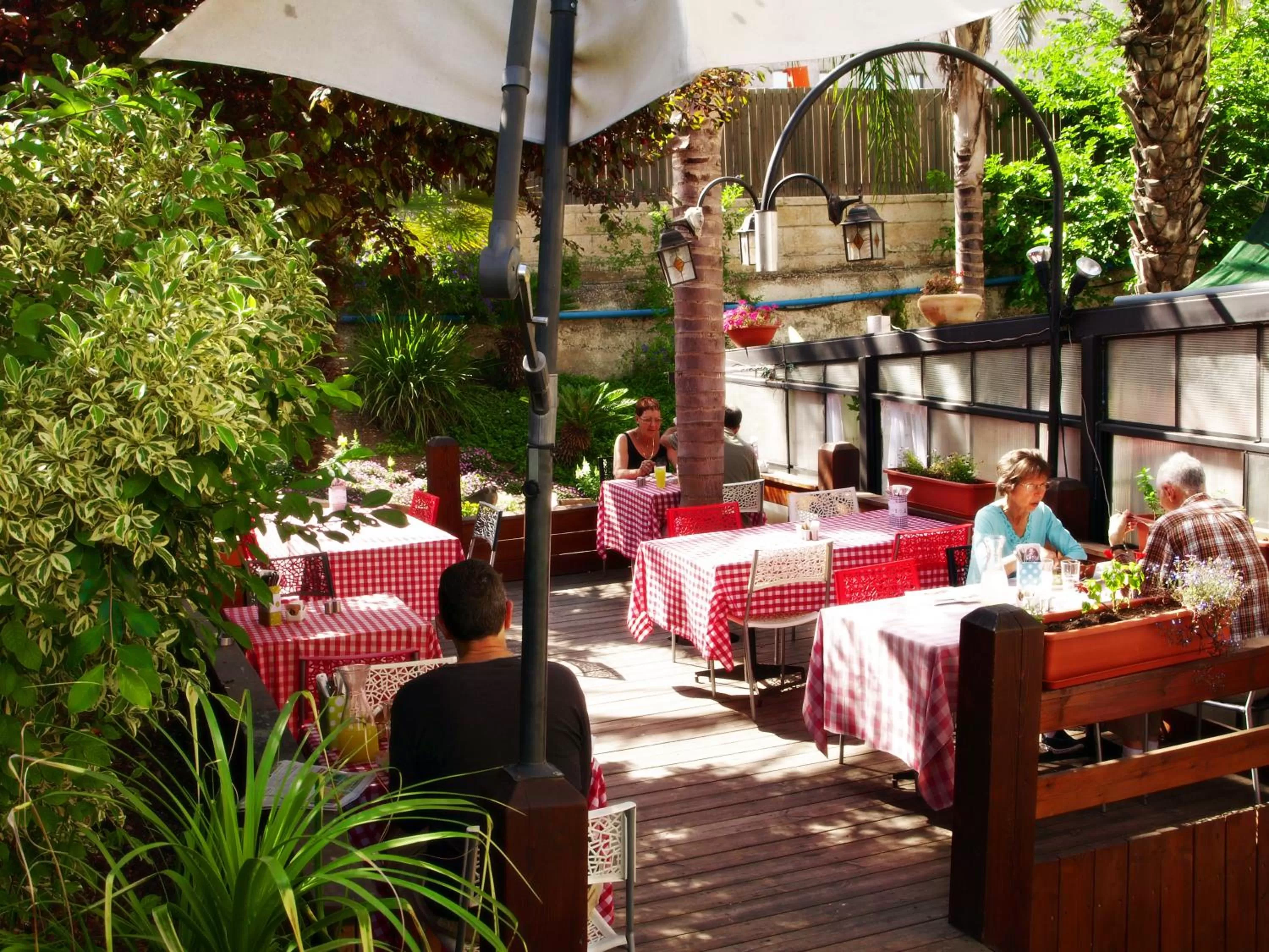 Restaurant/places to eat in The Little House In Bakah