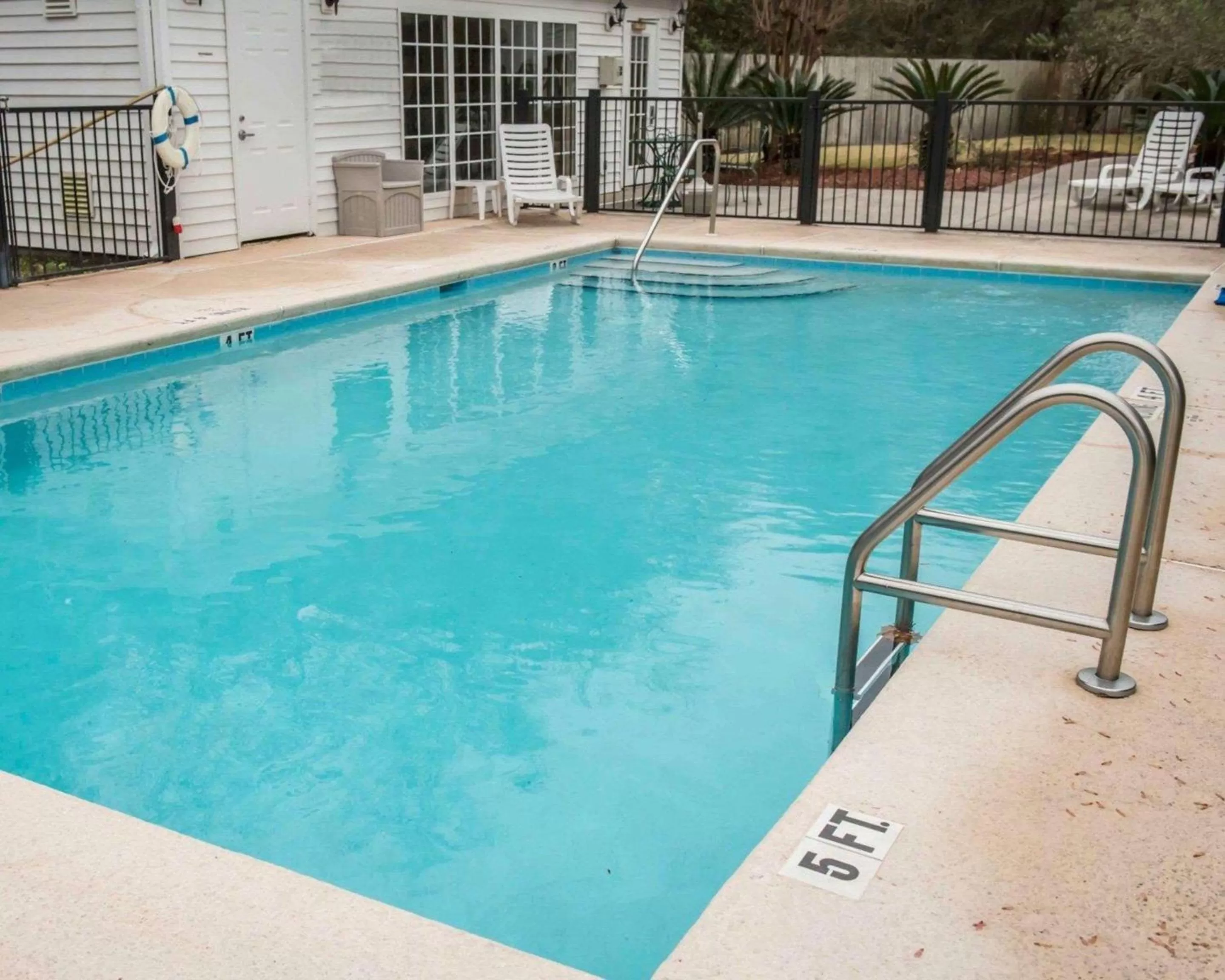 Swimming pool in Quality Inn Lake City
