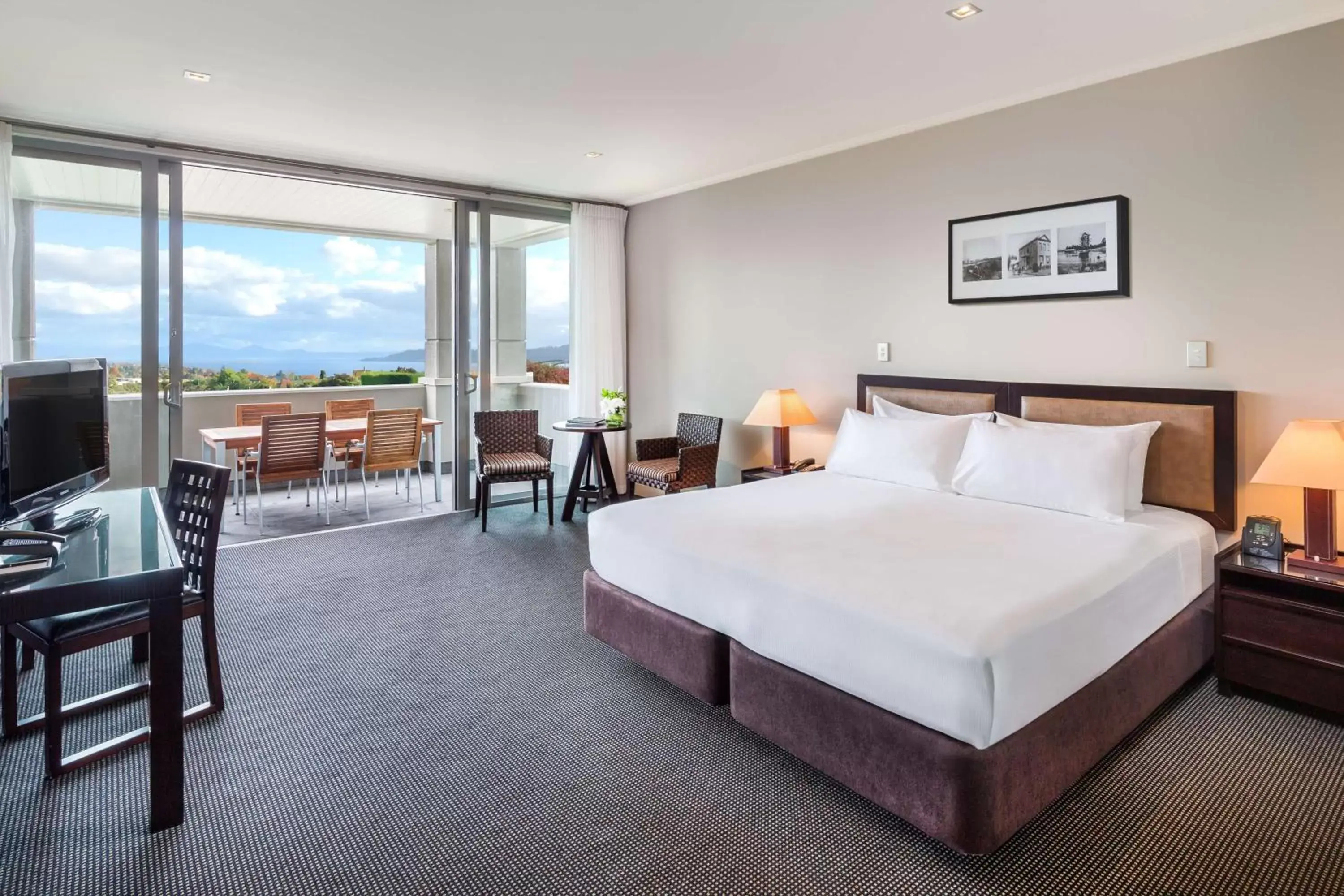 King Room with Lake View in Hilton Lake Taupo King Room with Lake View in Hilton Lake Taupo
