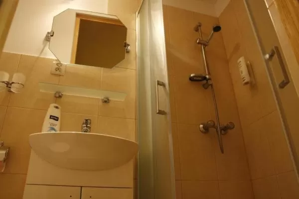 Shower, Bathroom in Karczma u Wallenroda