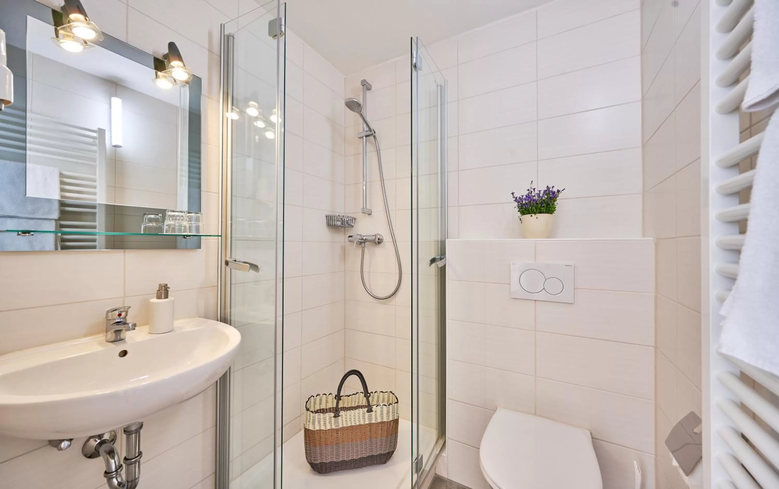 Bathroom in Hotel Restaurant Zum Goldenen Anker mit Hallenbad