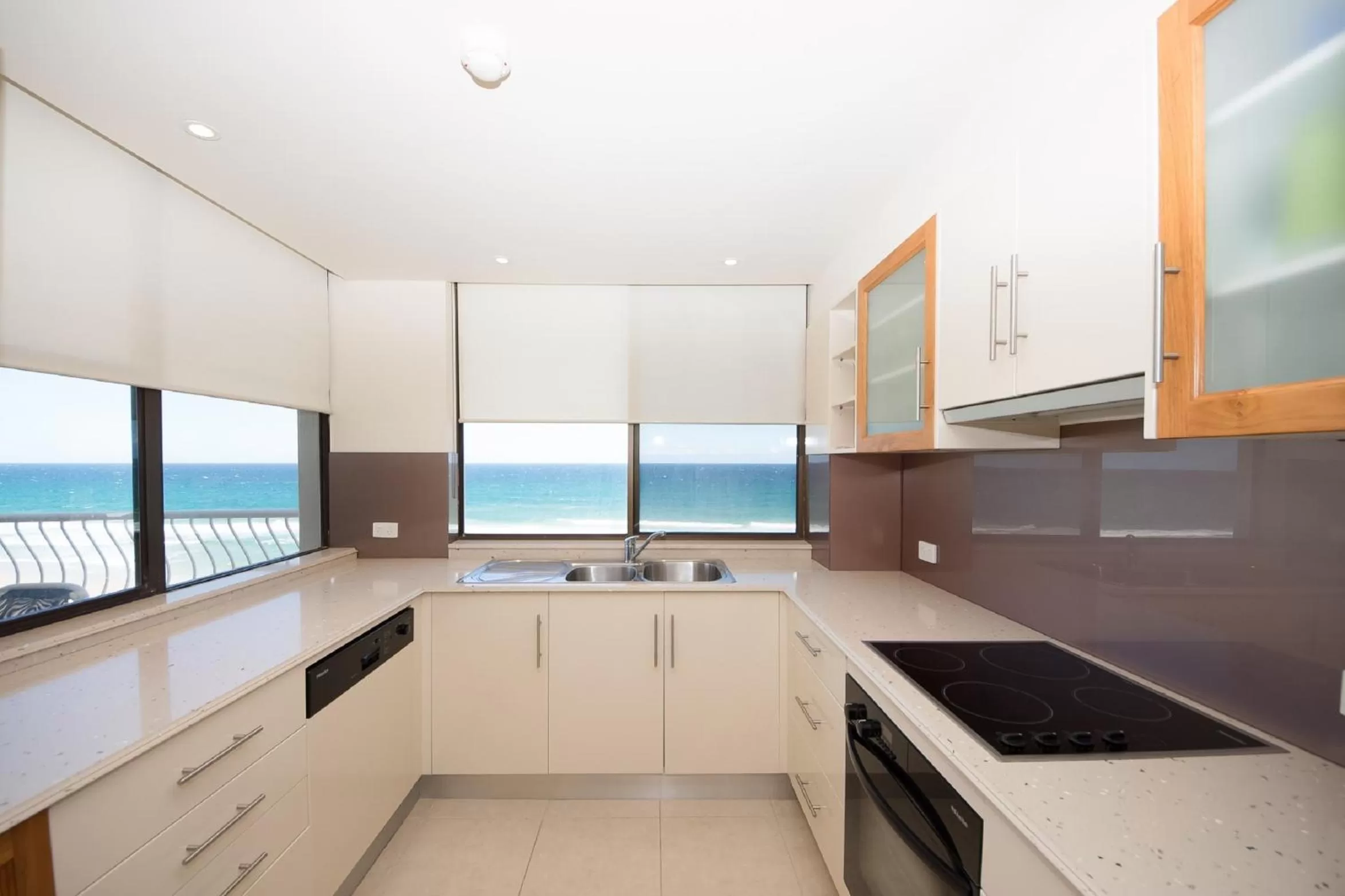 Kitchen or kitchenette in Albatross North Apartments