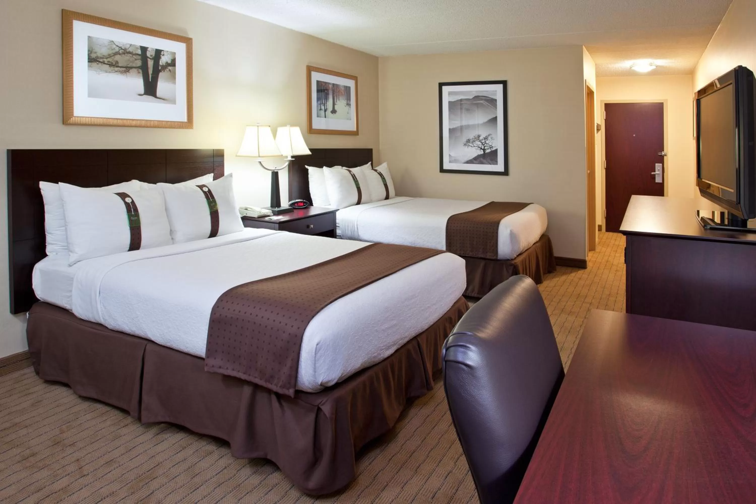 Photo of the whole room, Bed in Holiday Inn Canton-Belden Village by IHG
