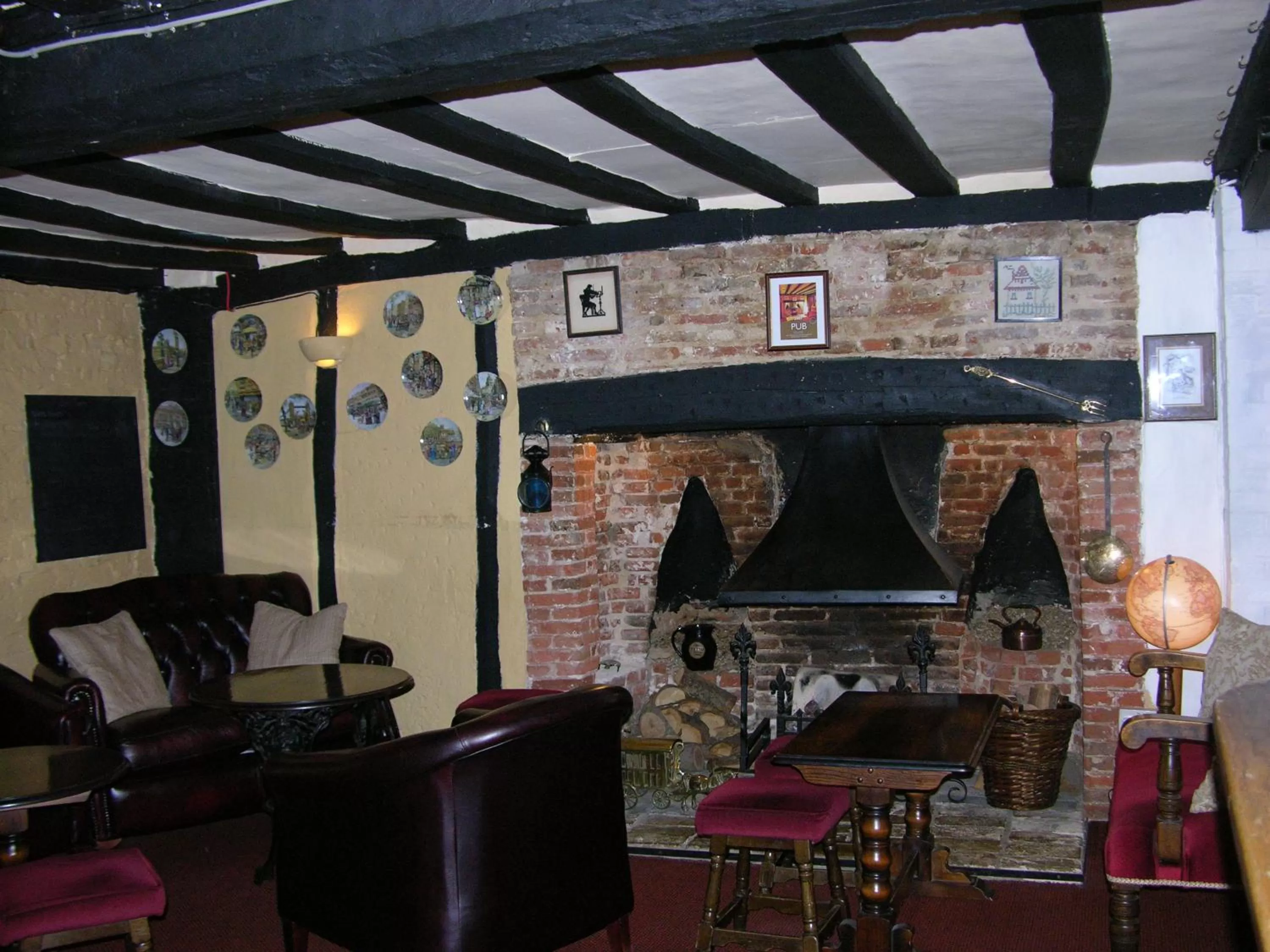 Communal lounge/ TV room in Six Bells Inn