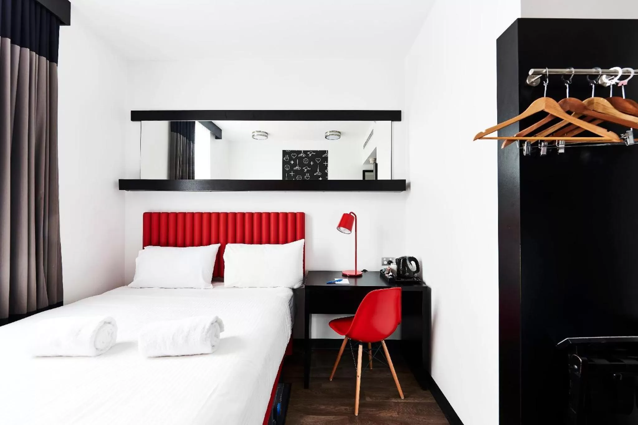 Bedroom, Bed in Essence Hotel Carlton