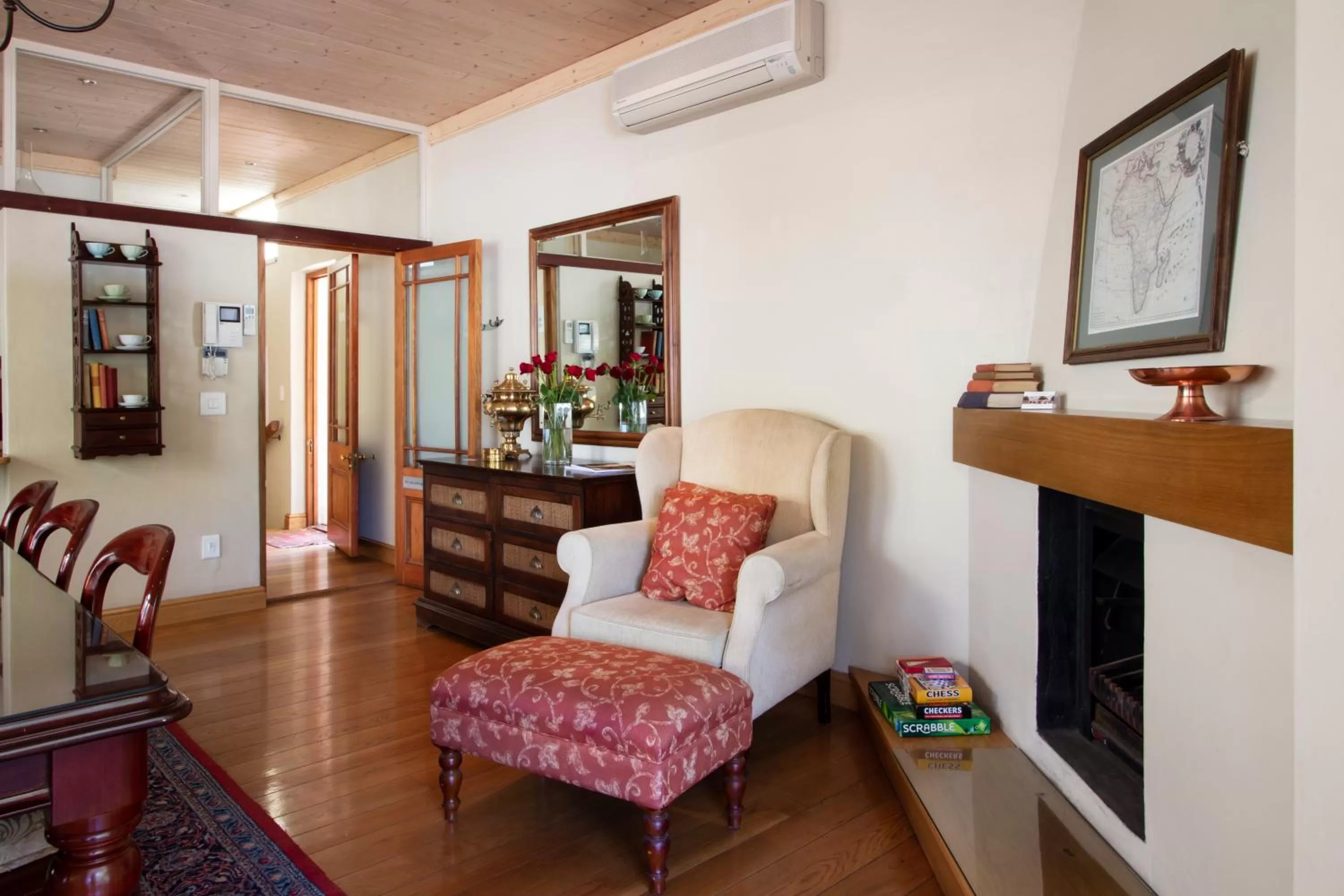 Communal lounge/ TV room in De Hoek Manor