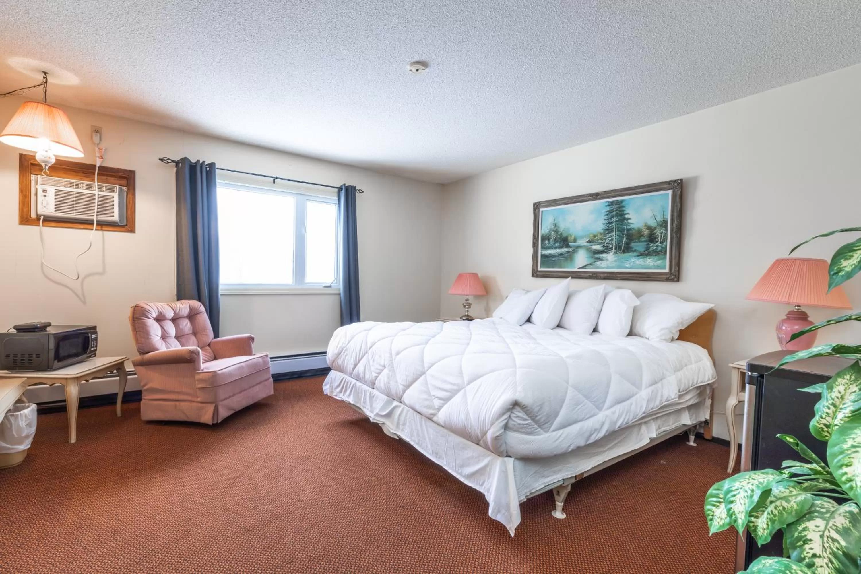 Bed in Englehart Motel