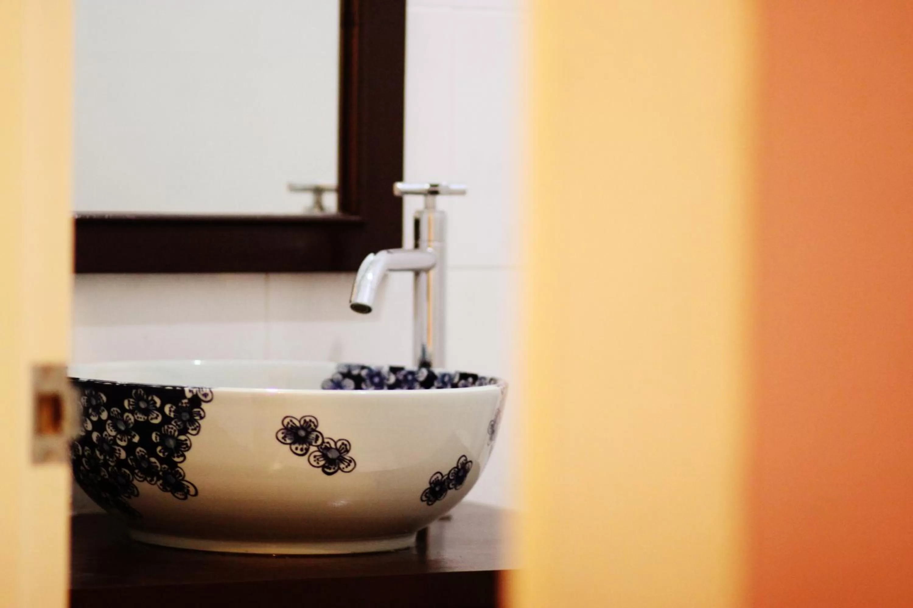 Bathroom in Feung Nakorn Balcony Rooms and Cafe