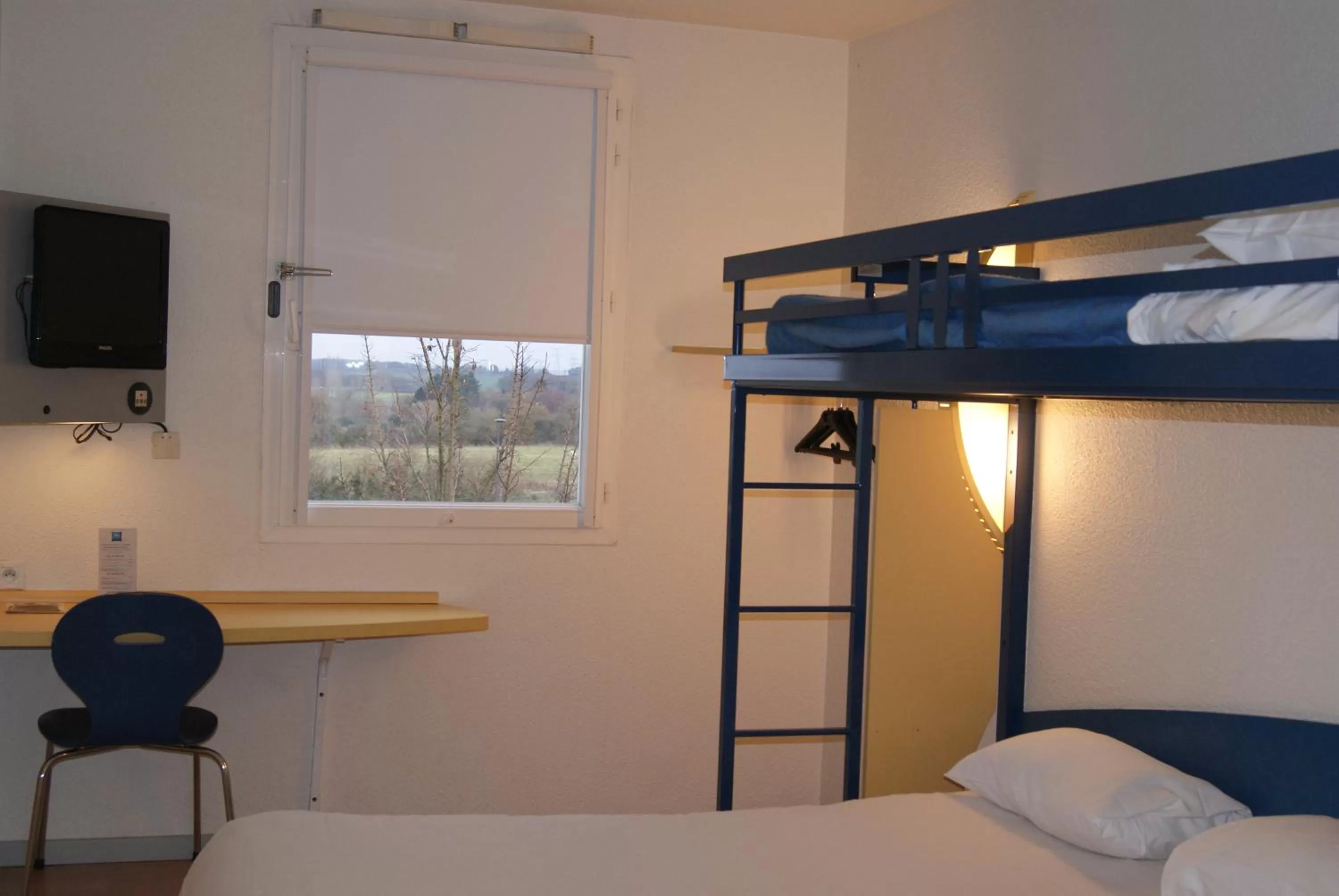 Bedroom, Bed in ibis budget Nevers Varennes Vauzelles